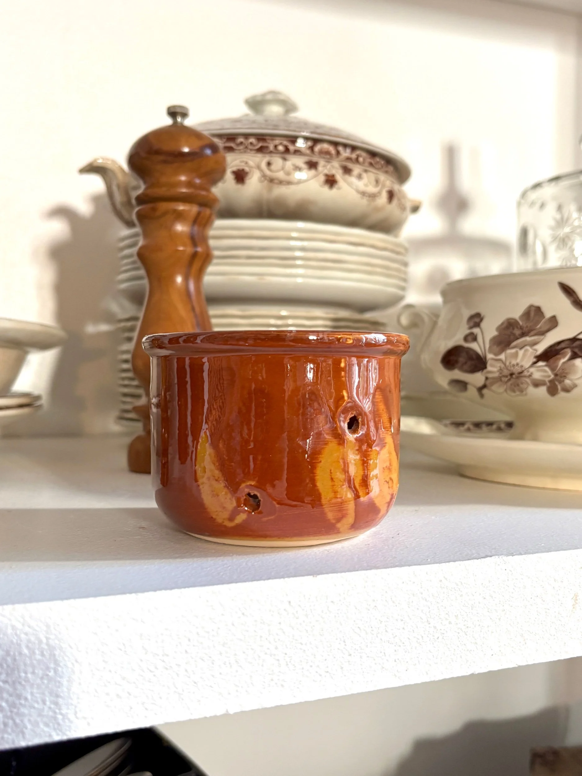 petit-pot-faisselle-terre-vernissee-marron-terre-cuite-vaisselle-vintage-axs-design-paris-france