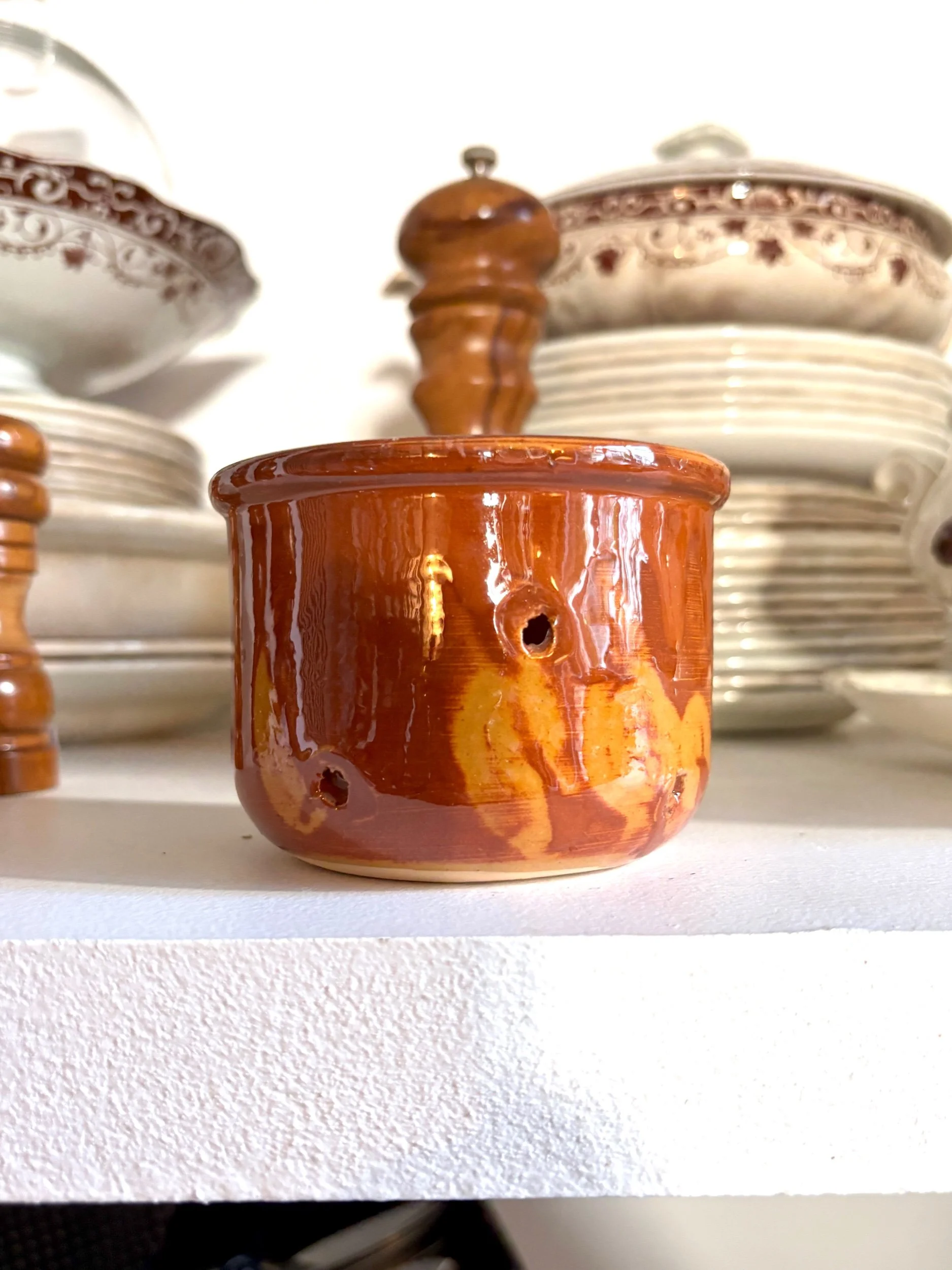 petit-pot-faisselle-terre-vernissee-marron-terre-cuite-vaisselle-vintage-axs-design-paris-france