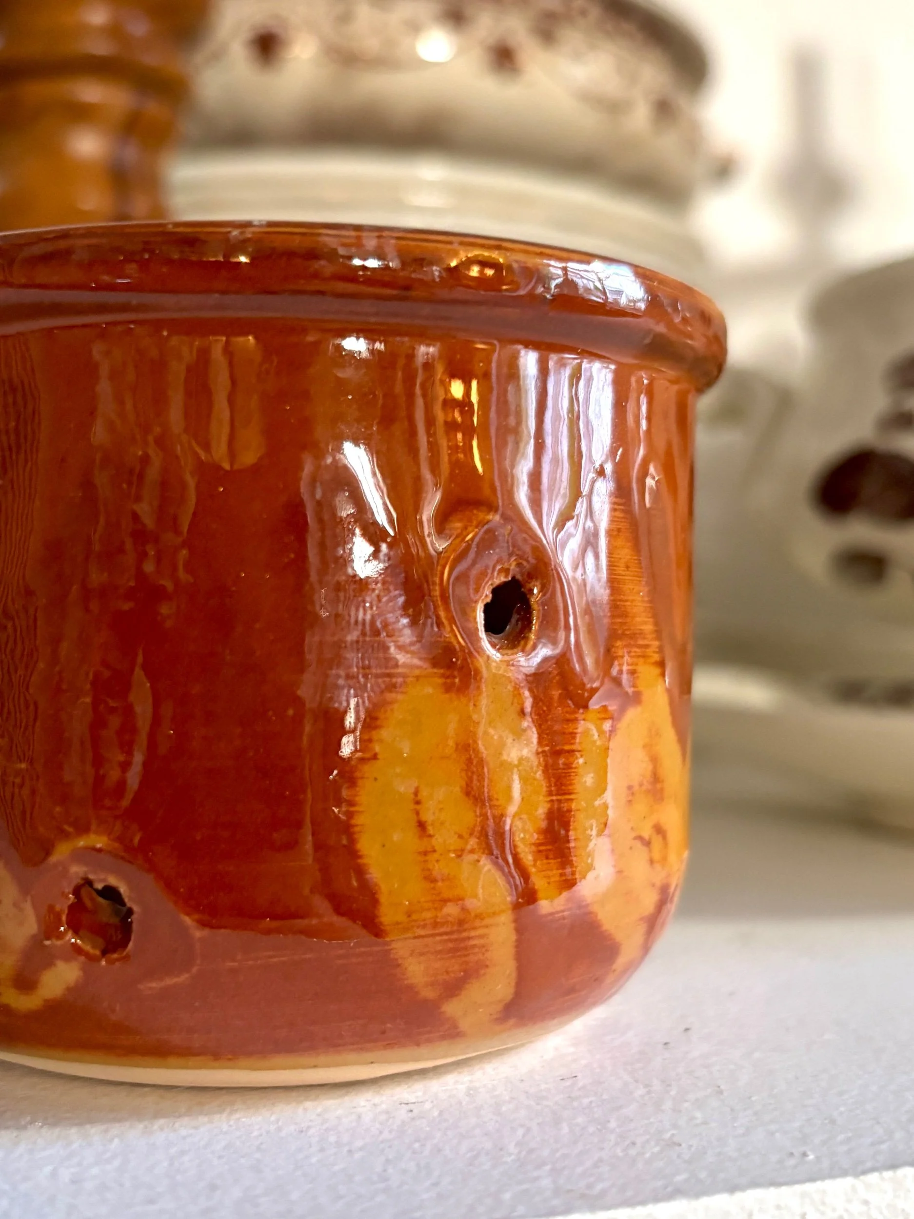 petit-pot-faisselle-terre-vernissee-marron-terre-cuite-vaisselle-vintage-axs-design-paris-france