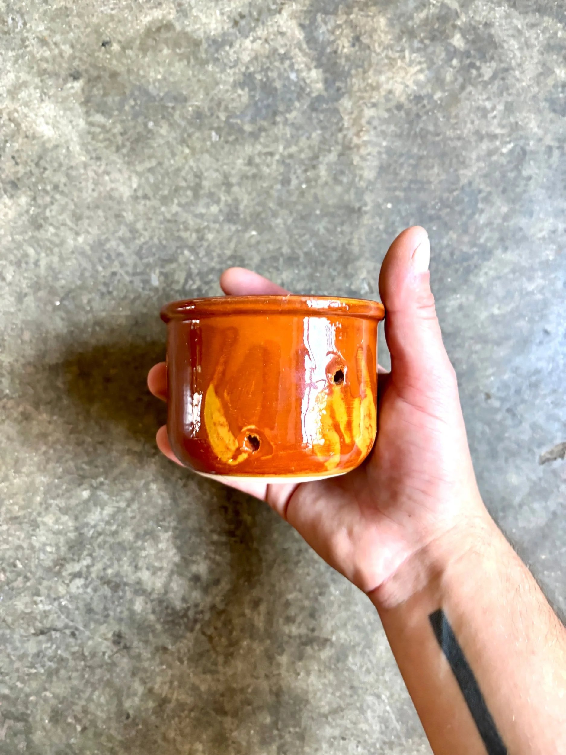 petit-pot-faisselle-terre-vernissee-marron-terre-cuite-vaisselle-vintage-axs-design-paris-france