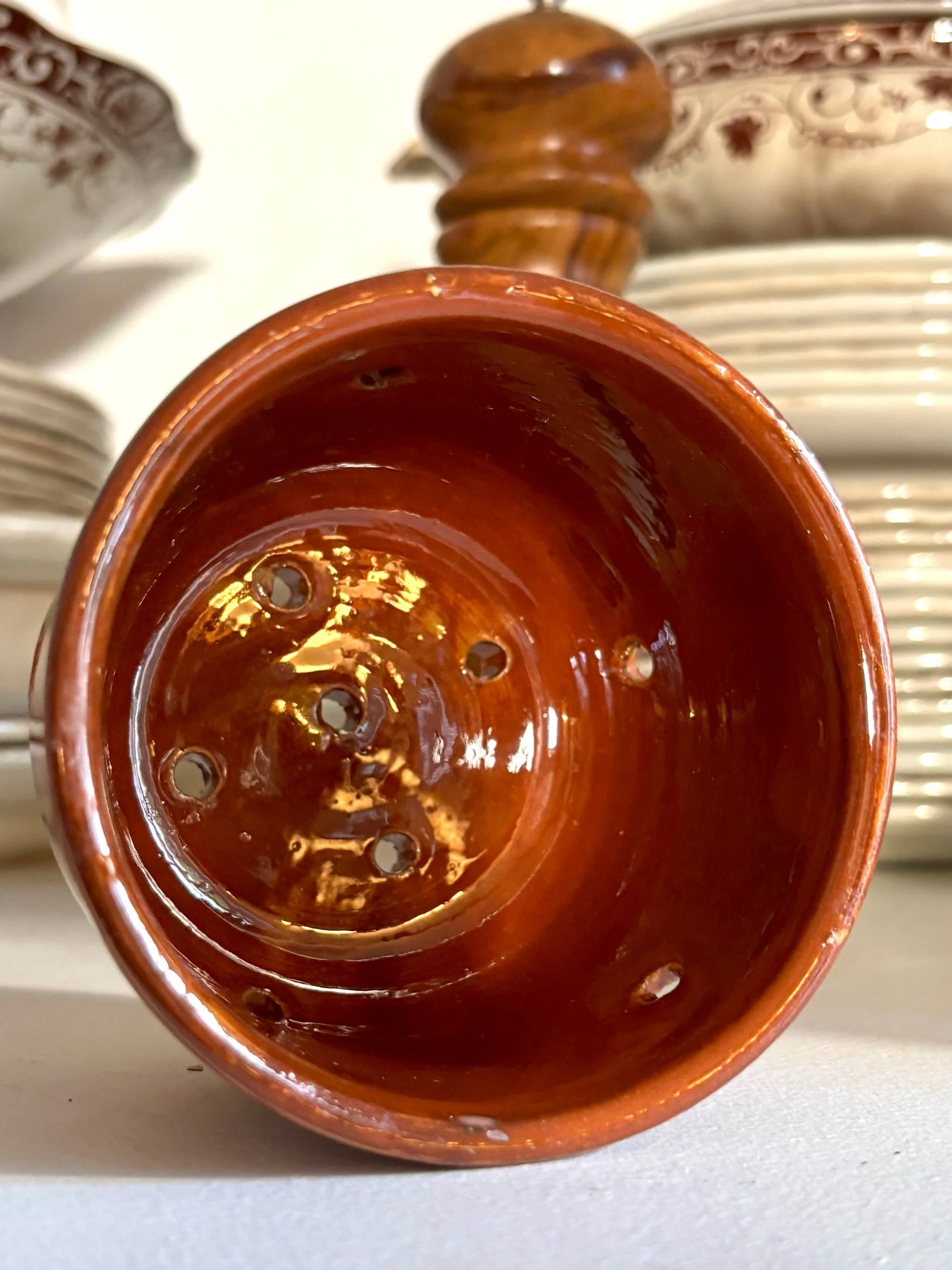petit-pot-faisselle-terre-vernissee-marron-terre-cuite-vaisselle-vintage-axs-design-paris-france