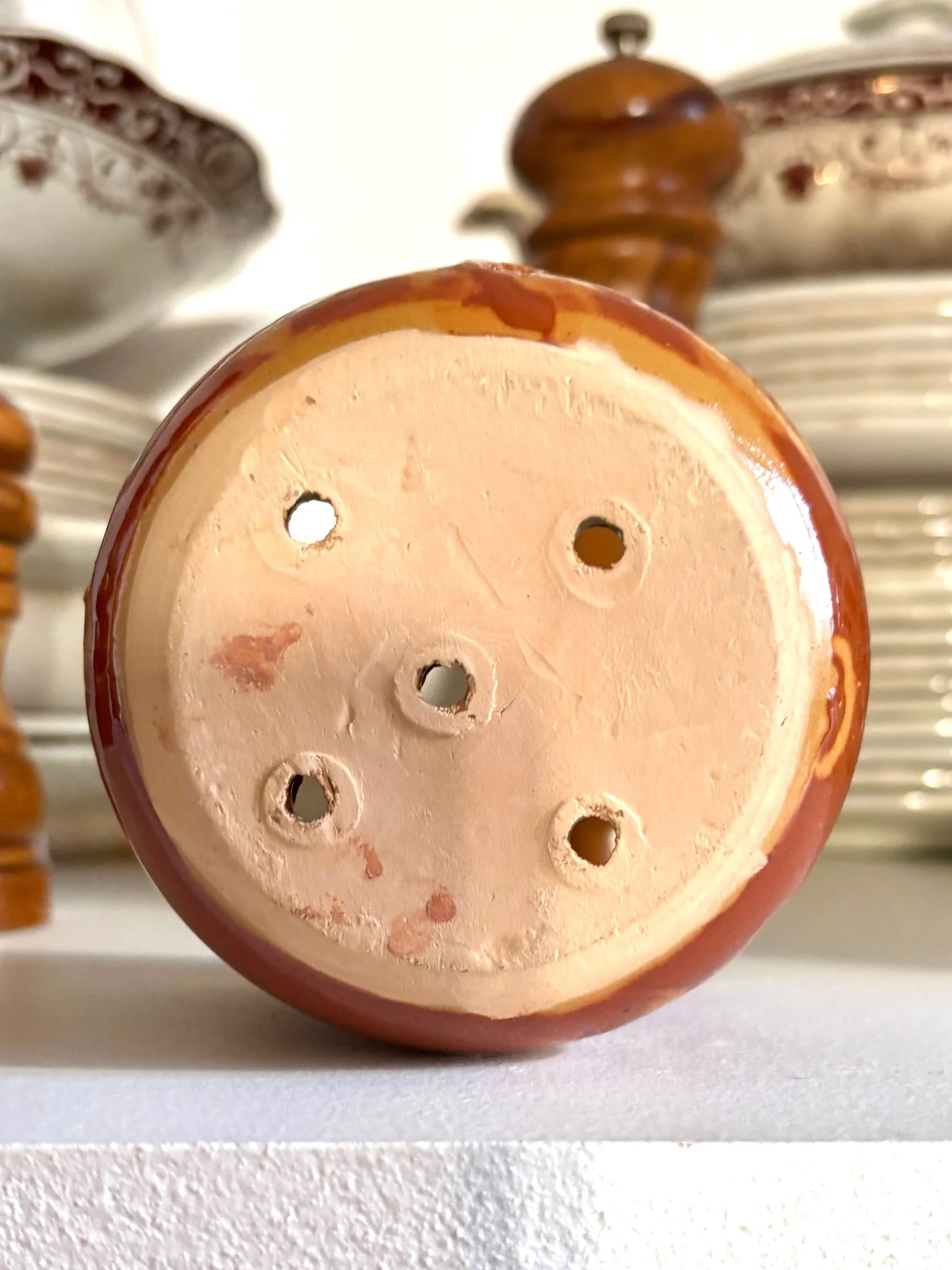 petit-pot-faisselle-terre-vernissee-marron-terre-cuite-vaisselle-vintage-axs-design-paris-france