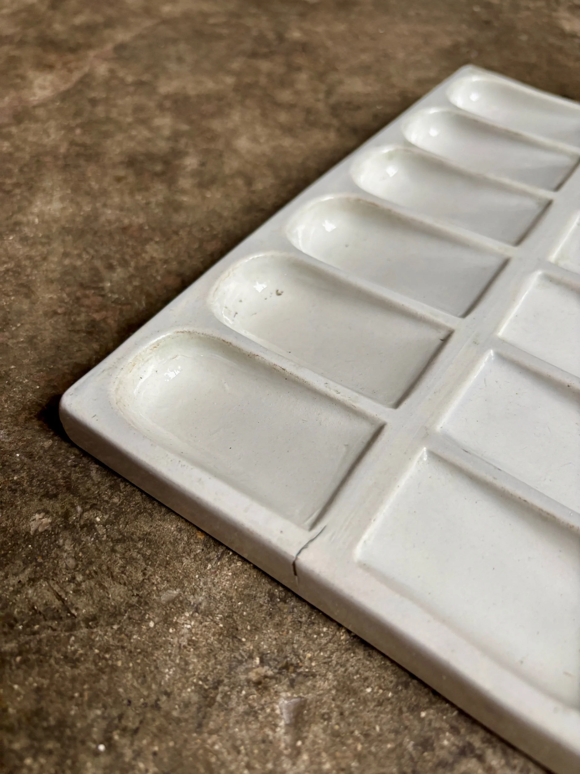 palette-peintre-creil-et-montereau-terre-de-fer-blanc-2-decoration-atelier-curiosites-vintage-axs-design-paris-france
