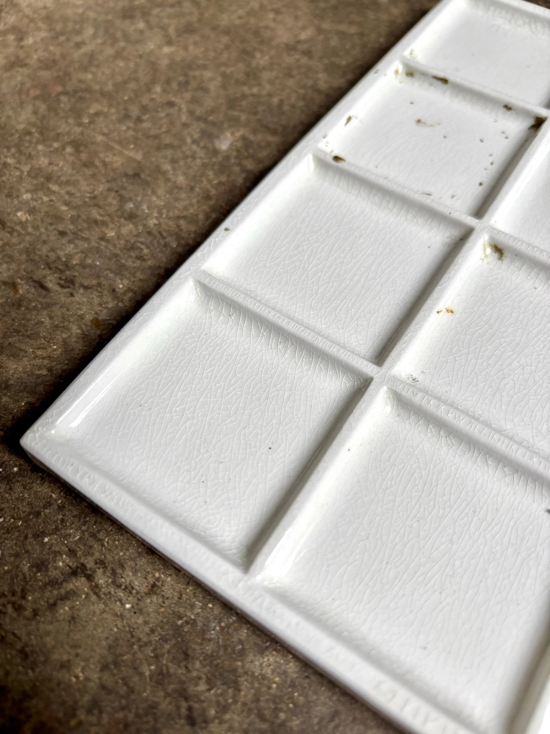 palette-peintre-faience-blanc-3-decoration-atelier-curiosites-vintage-axs-design-paris-france