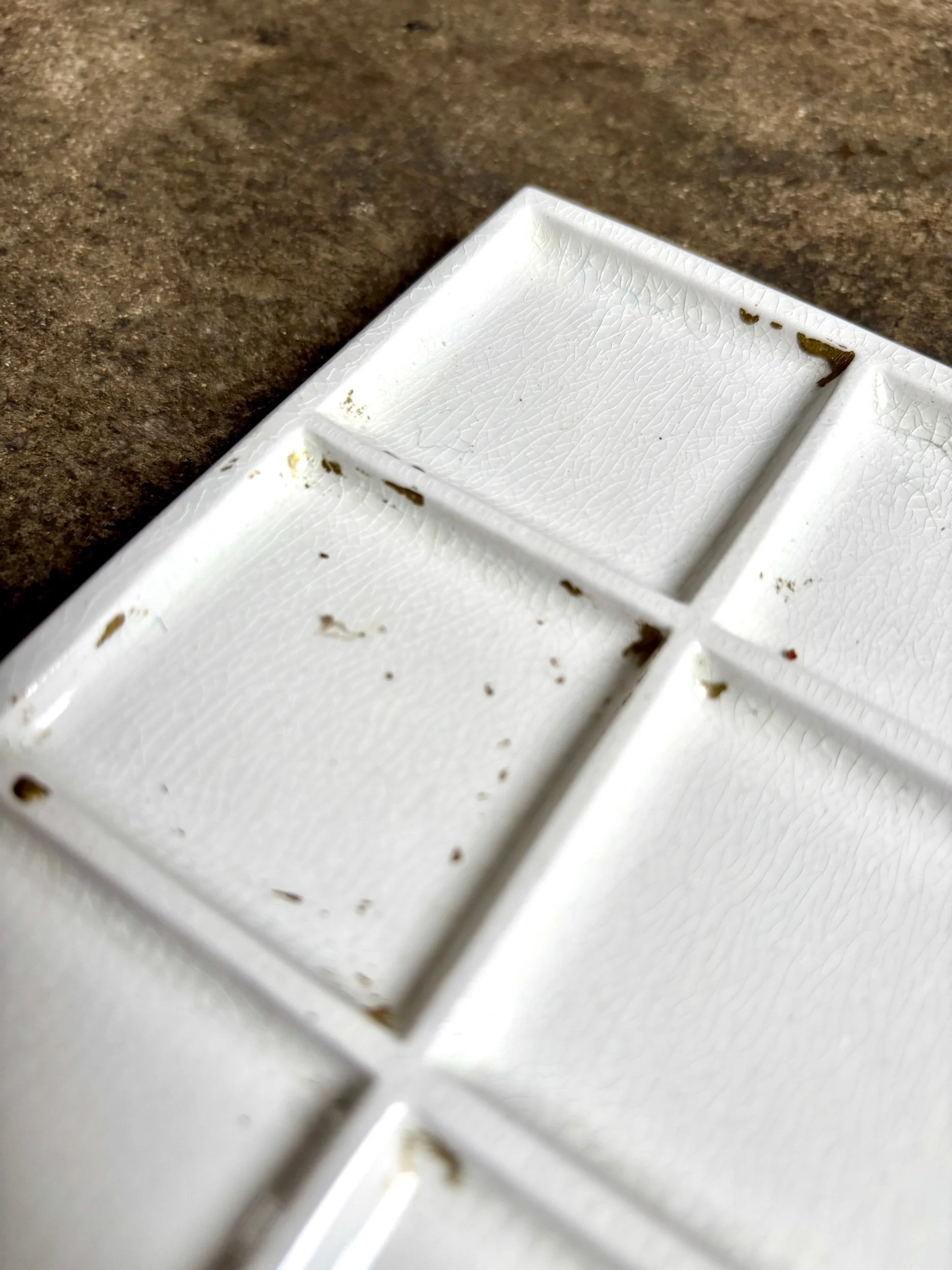 palette-peintre-faience-blanc-3-decoration-atelier-curiosites-vintage-axs-design-paris-france