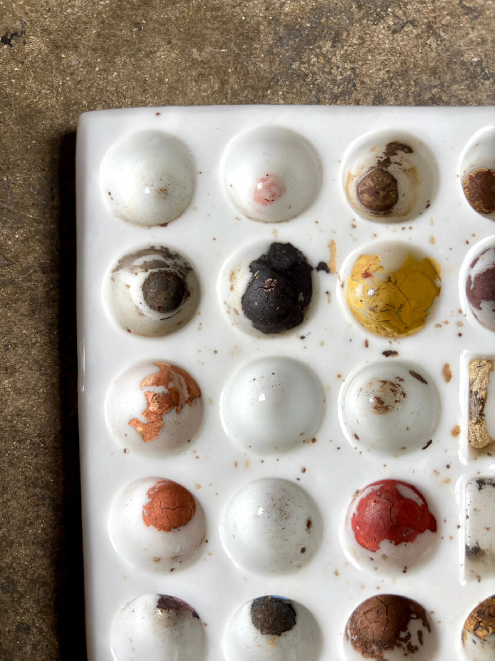 palette-peintre-faience-blanc-2-decoration-atelier-curiosites-vintage-axs-design-paris-france