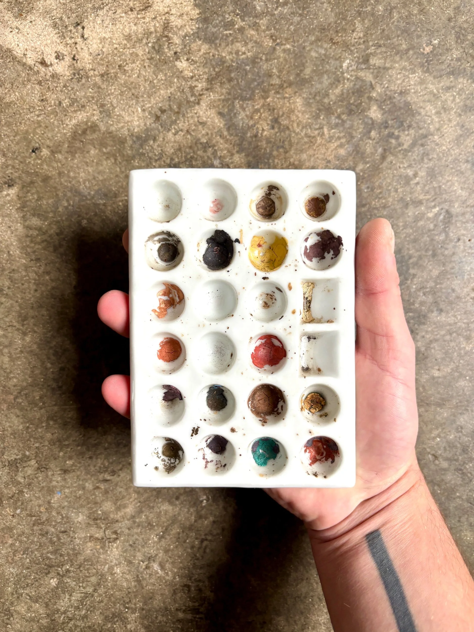 palette-peintre-faience-blanc-2-decoration-atelier-curiosites-vintage-axs-design-paris-france