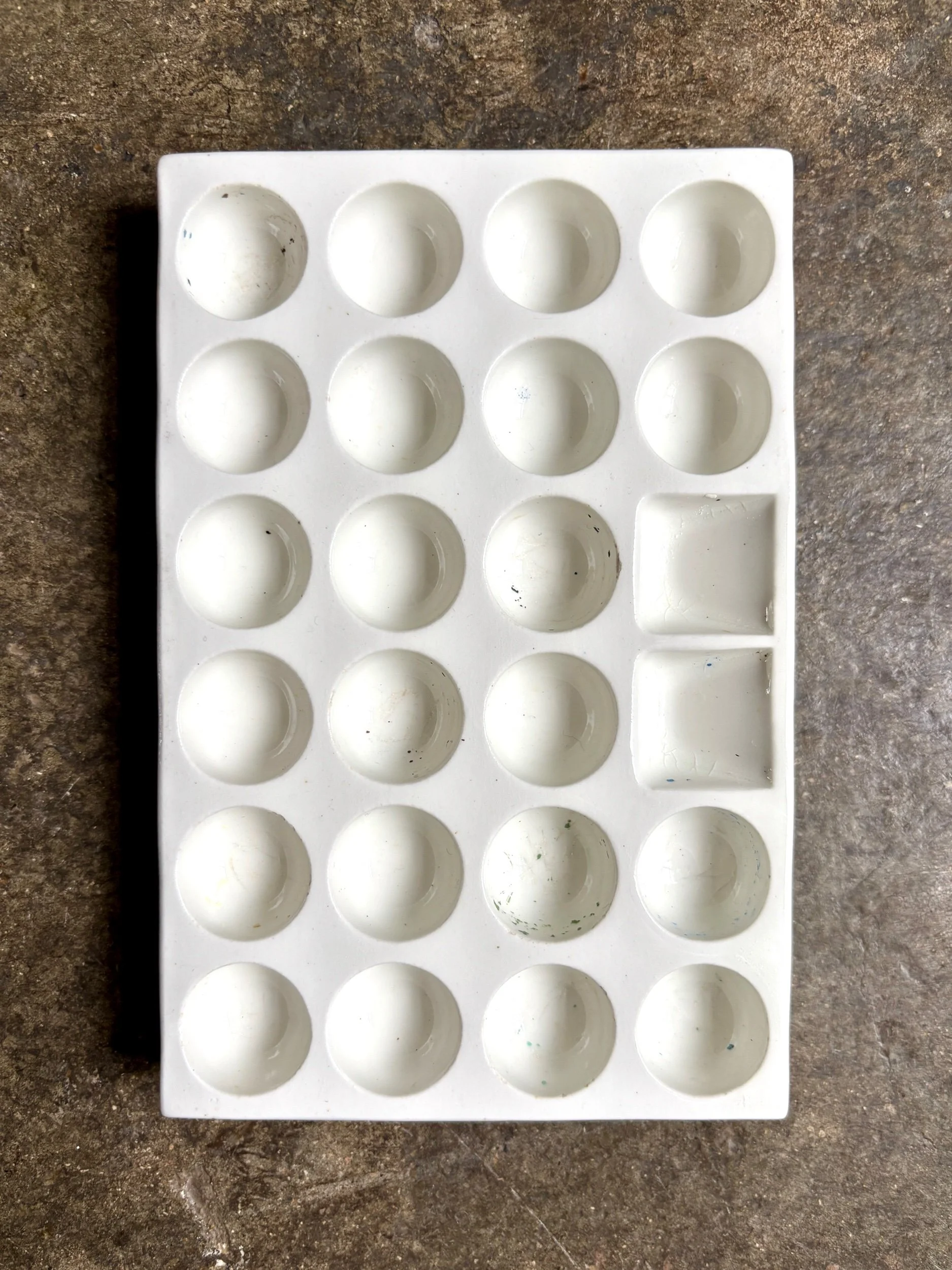 palette-peintre-faience-blanc-decoration-atelier-curiosites-vintage-axs-design-paris-france