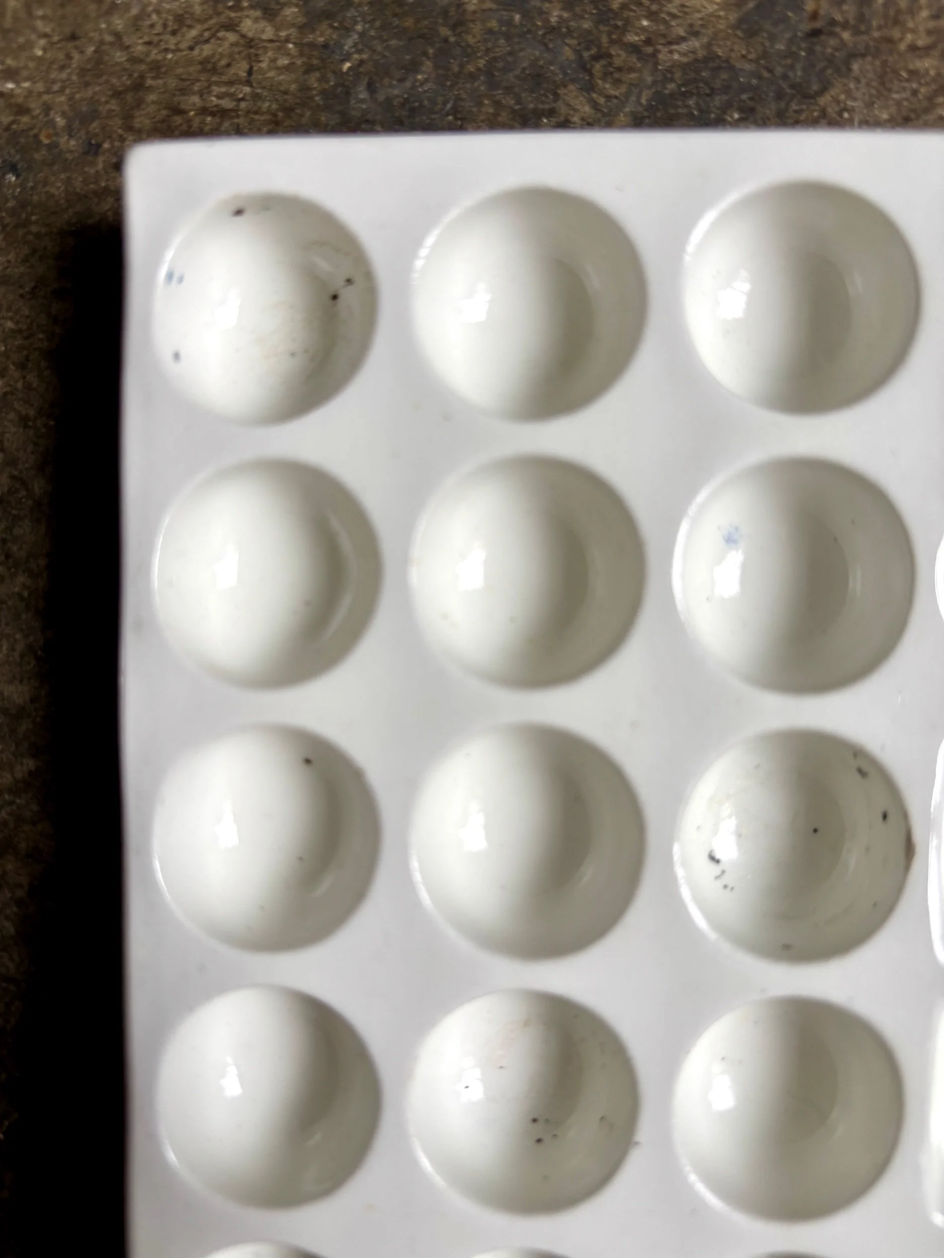 palette-peintre-faience-blanc-decoration-atelier-curiosites-vintage-axs-design-paris-france