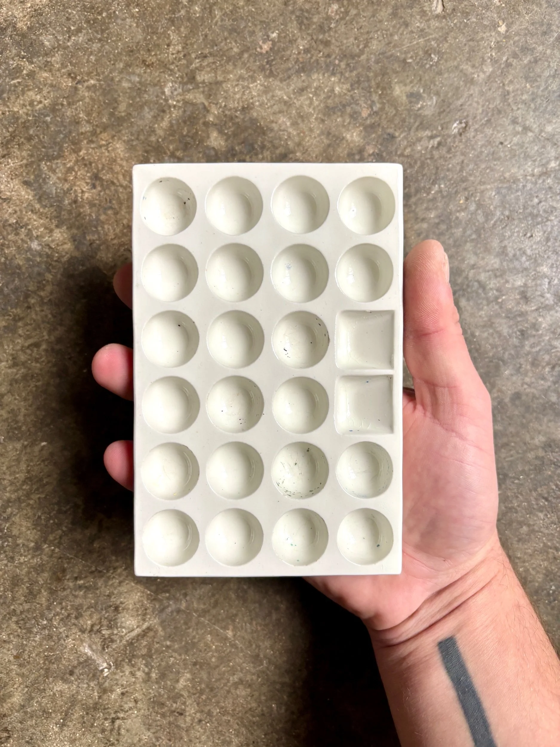 palette-peintre-faience-blanc-decoration-atelier-curiosites-vintage-axs-design-paris-france