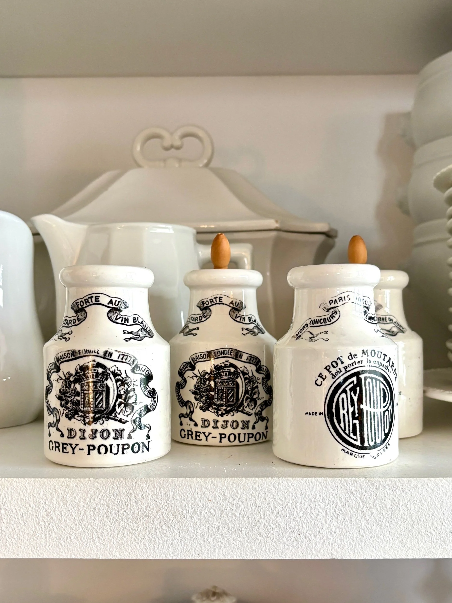 pot-moutarde-2-grey-poupon-terre-de-fer-blanc-noir-digoin-sarreguemines-vaisselle-vintage-axs-design-paris-france