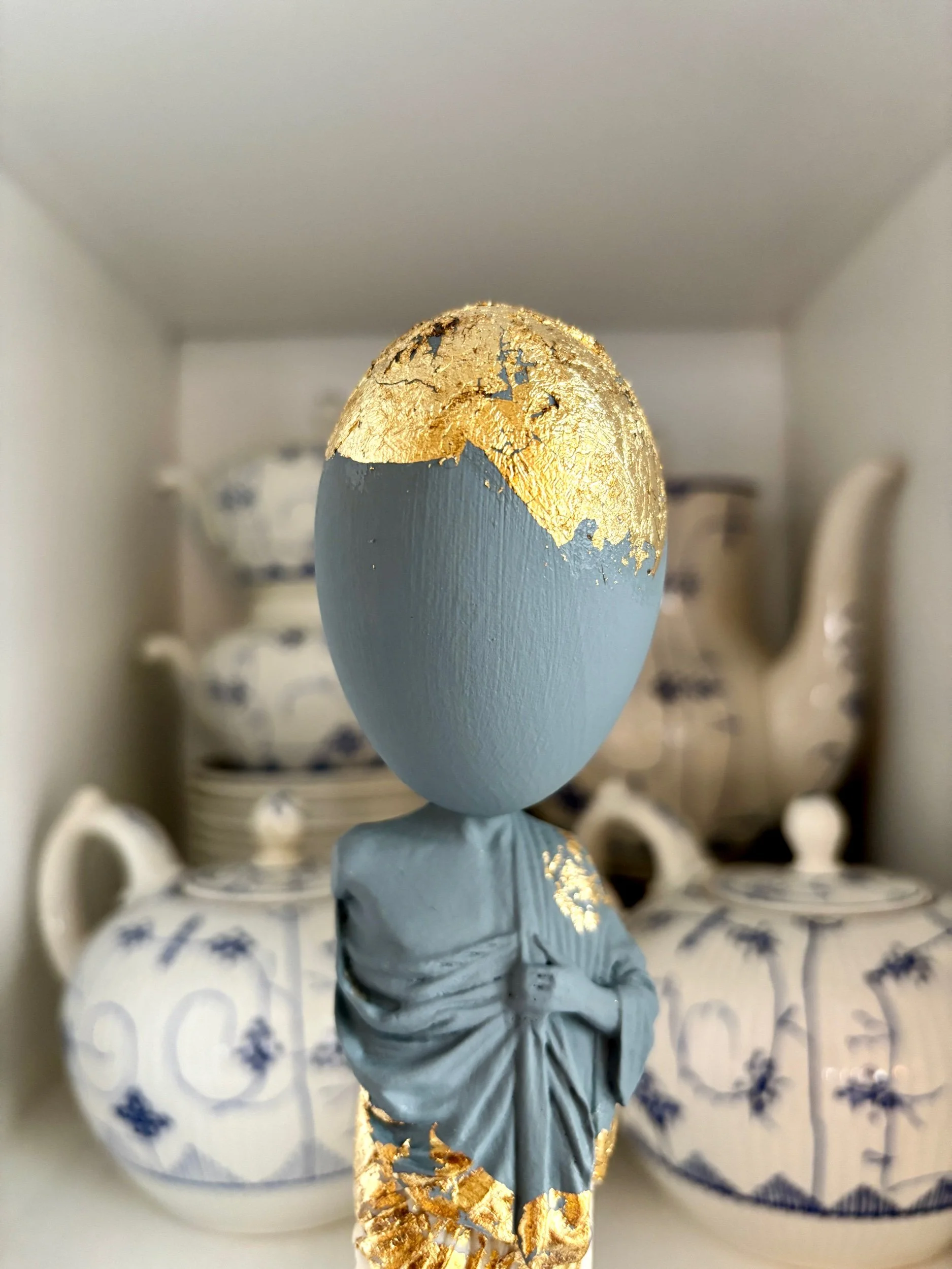 oeuf-creation-hippocrates-statue-sculpture-bleu-dore-axs-design-paris-france