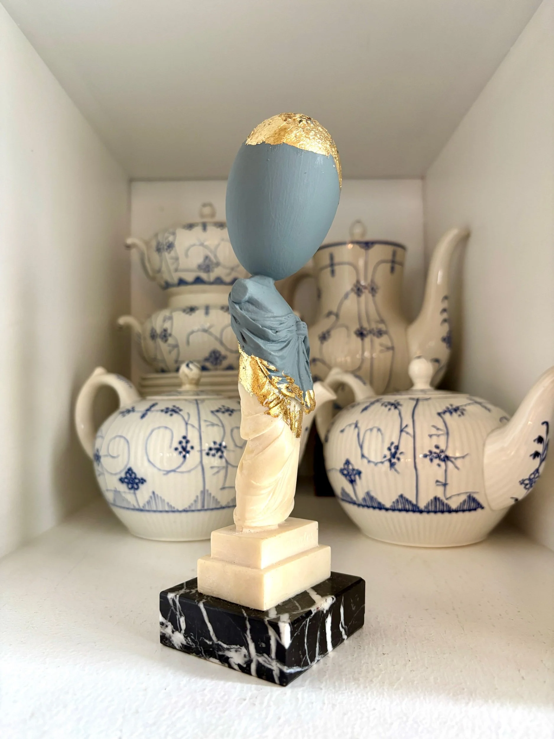 oeuf-creation-hippocrates-statue-sculpture-bleu-dore-axs-design-paris-france