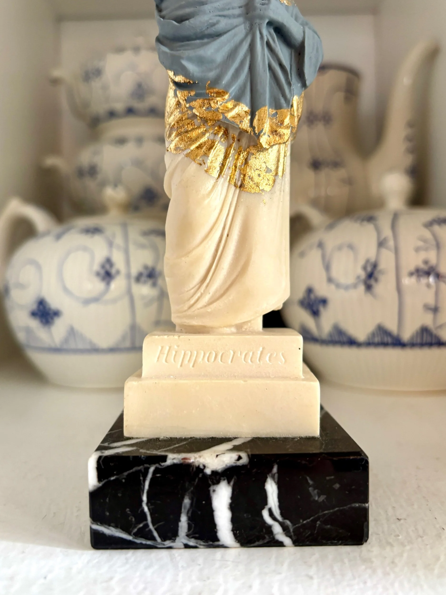 oeuf-creation-hippocrates-statue-sculpture-bleu-dore-axs-design-paris-france