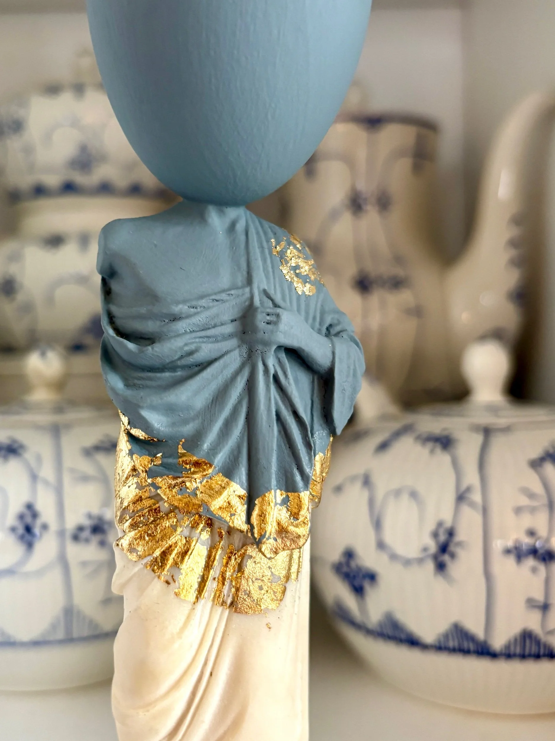 oeuf-creation-hippocrates-statue-sculpture-bleu-dore-axs-design-paris-france