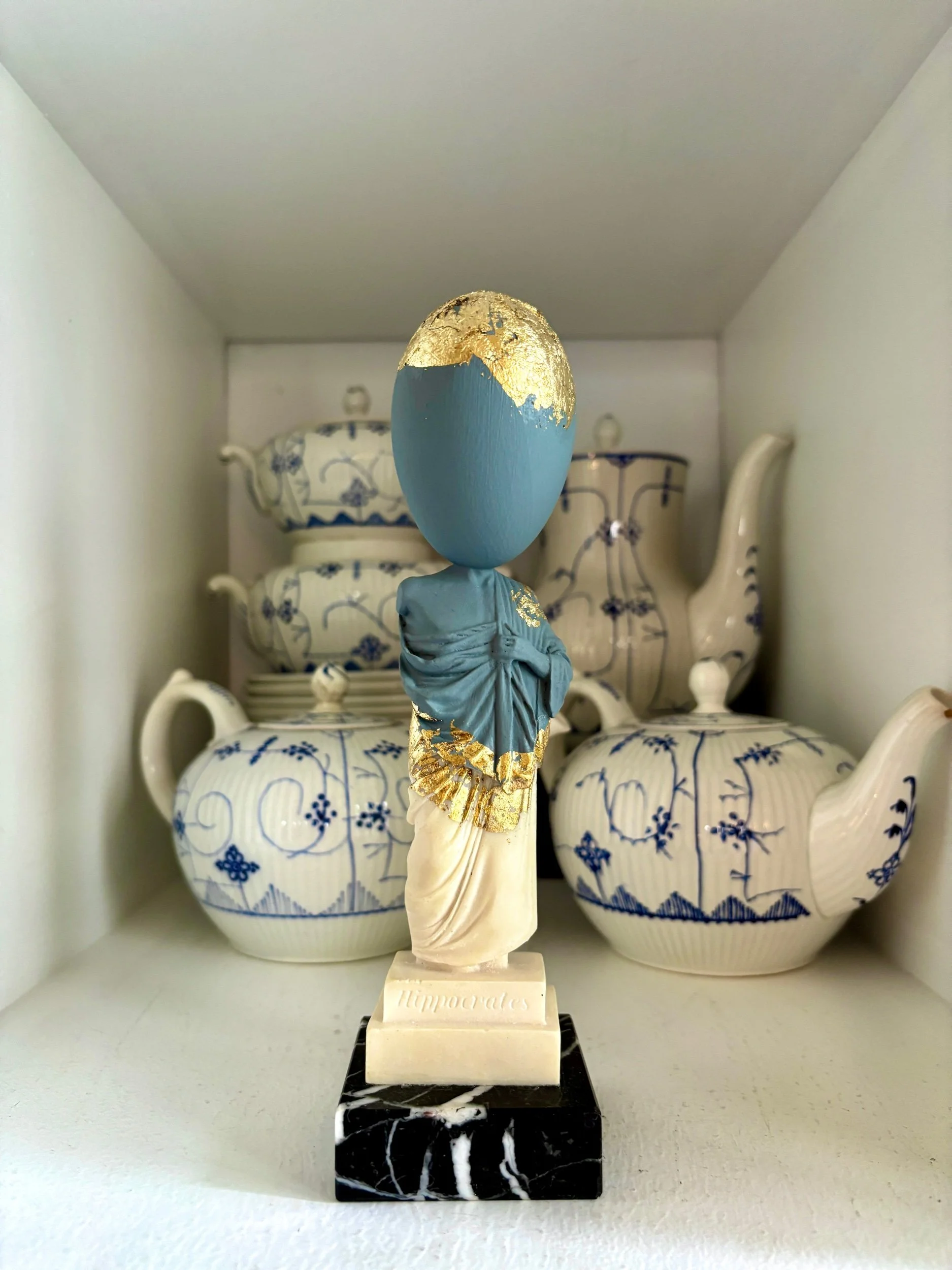 oeuf-creation-hippocrates-statue-sculpture-bleu-dore-axs-design-paris-france