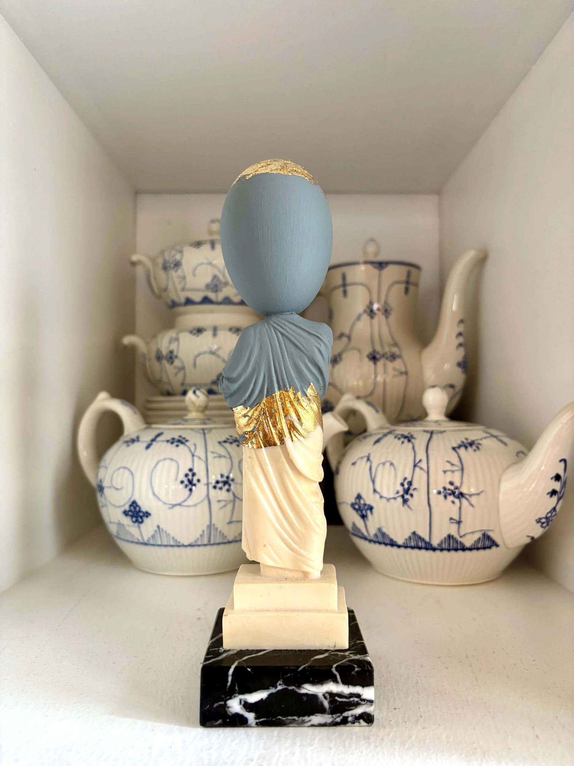 oeuf-creation-hippocrates-statue-sculpture-bleu-dore-axs-design-paris-france