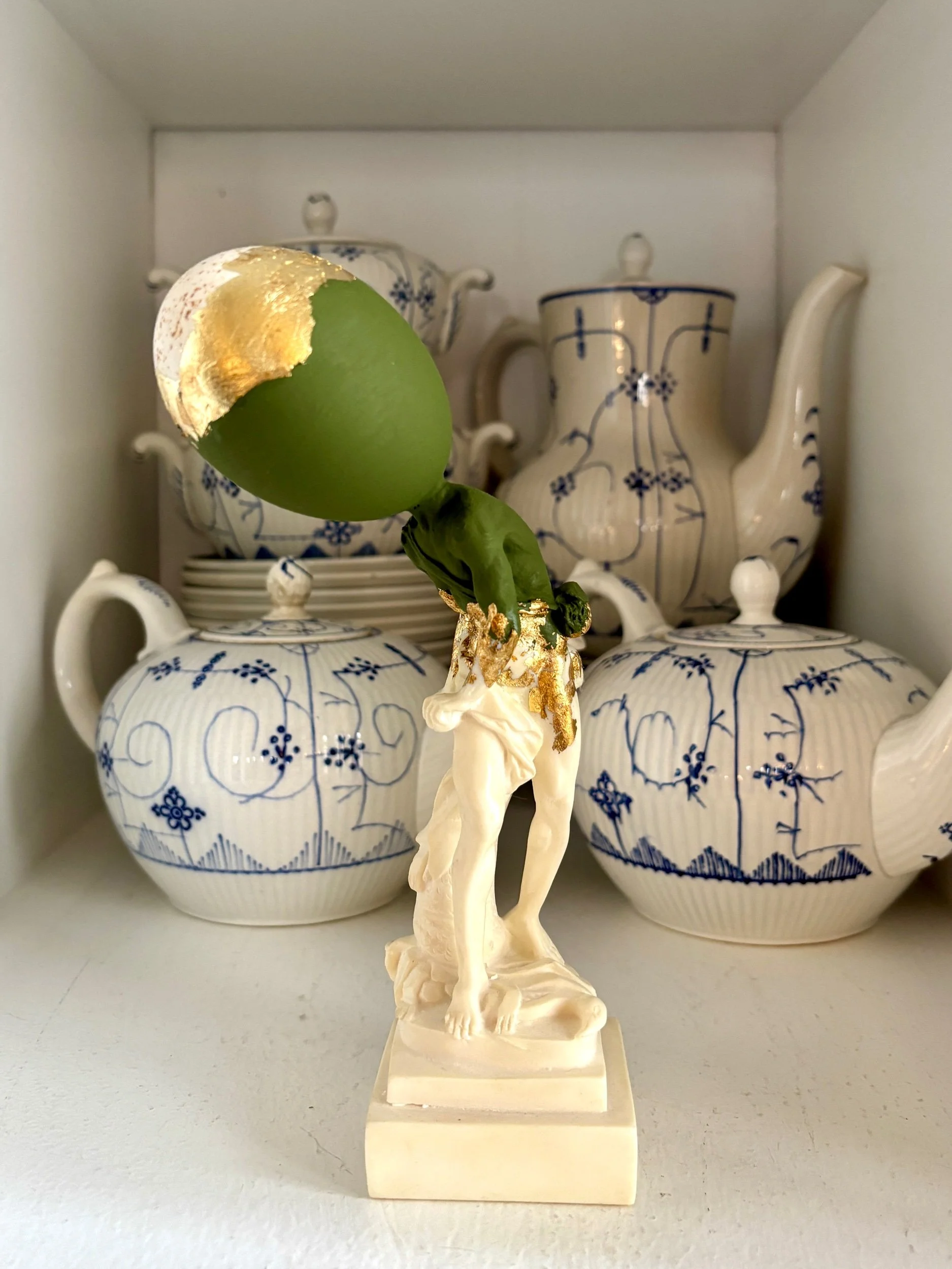 oeuf-creation-21-statue-sculpture-bleu-dore-axs-design-paris-france-x5gmz-w3lk8