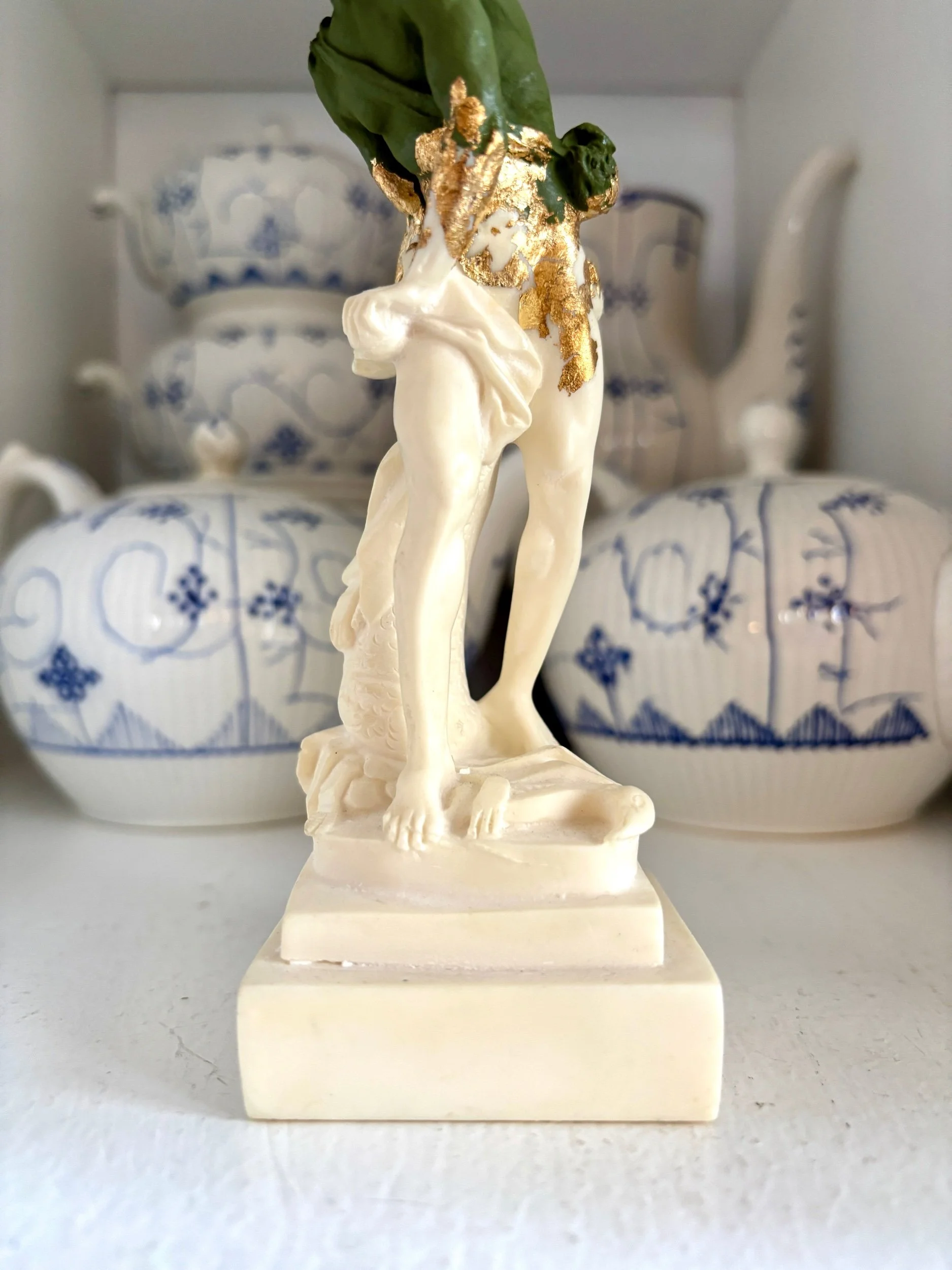 oeuf-creation-21-statue-sculpture-bleu-dore-axs-design-paris-france-x5gmz-w3lk8