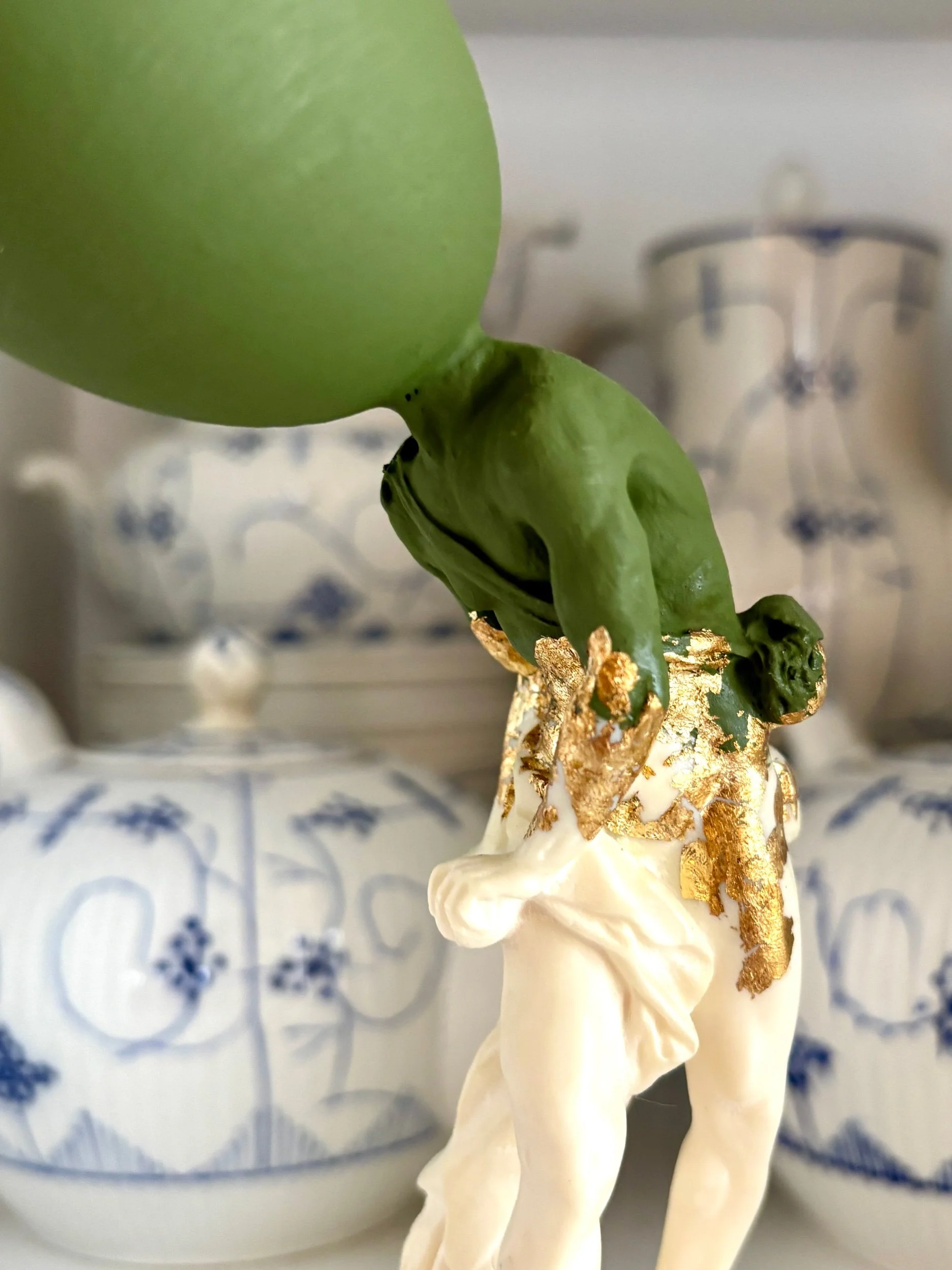 oeuf-creation-21-statue-sculpture-bleu-dore-axs-design-paris-france-x5gmz-w3lk8