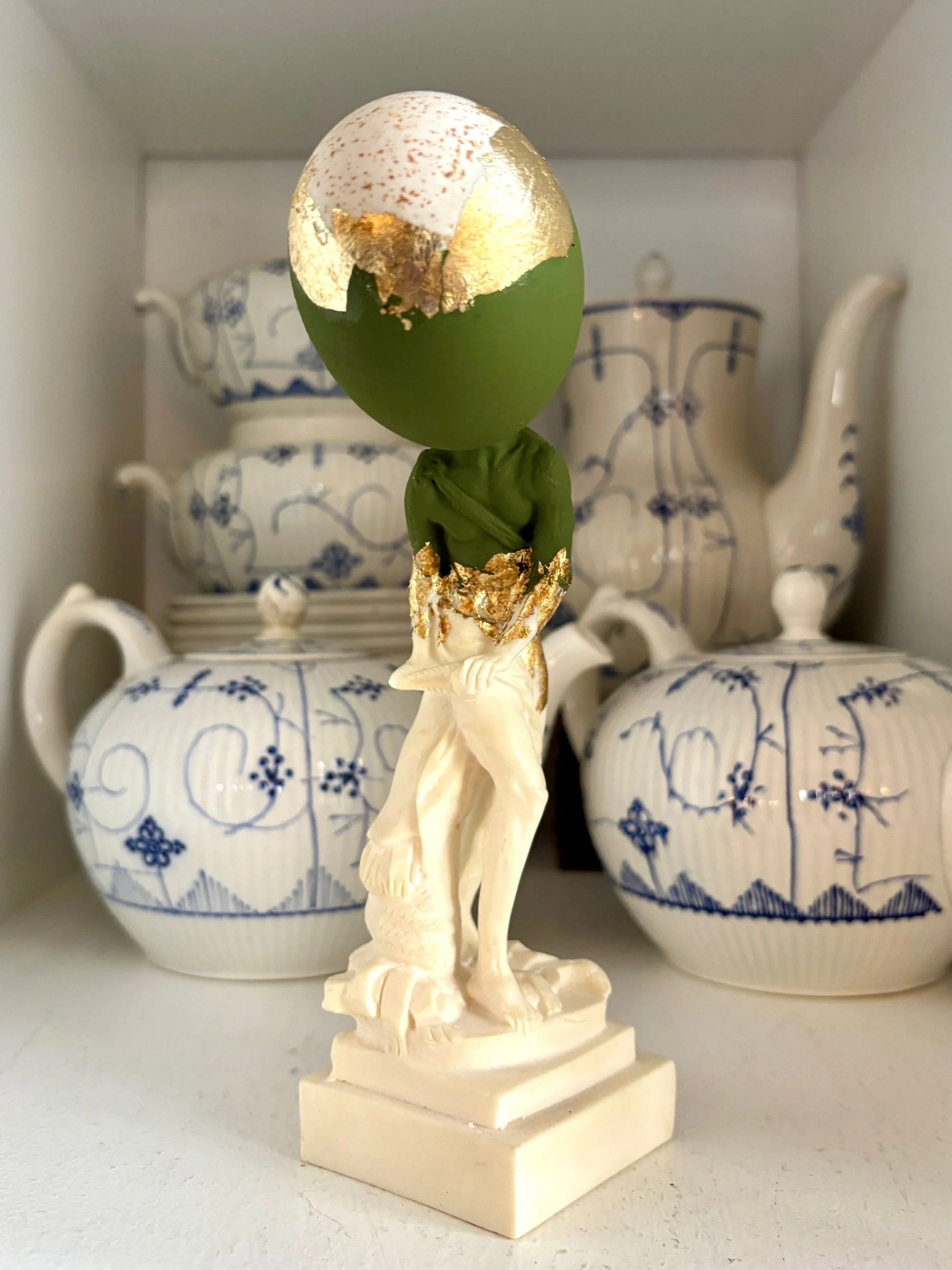 oeuf-creation-21-statue-sculpture-bleu-dore-axs-design-paris-france-x5gmz-w3lk8