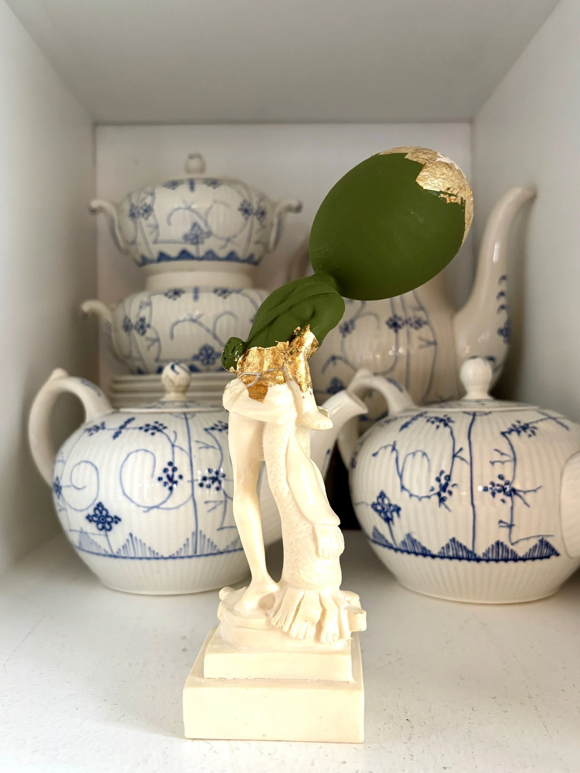 oeuf-creation-21-statue-sculpture-bleu-dore-axs-design-paris-france-x5gmz-w3lk8