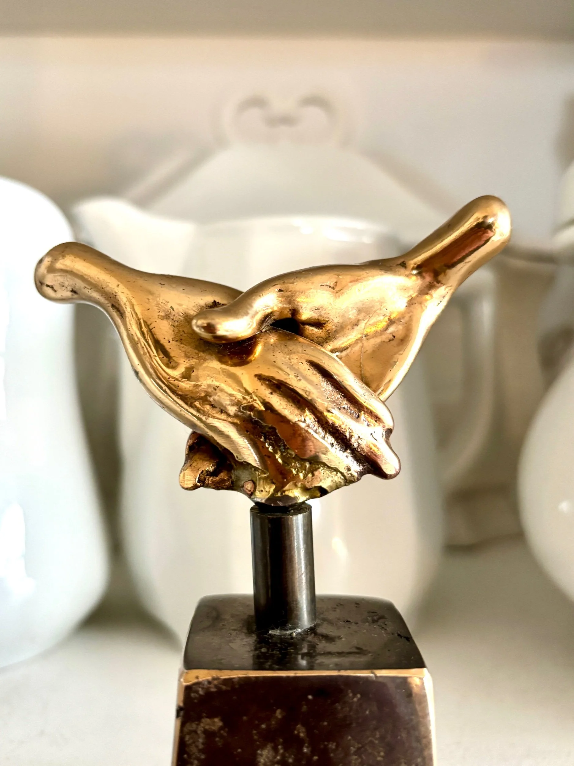 sculpture-yves-lohe-mains-bronze-art-axs-design-paris-france