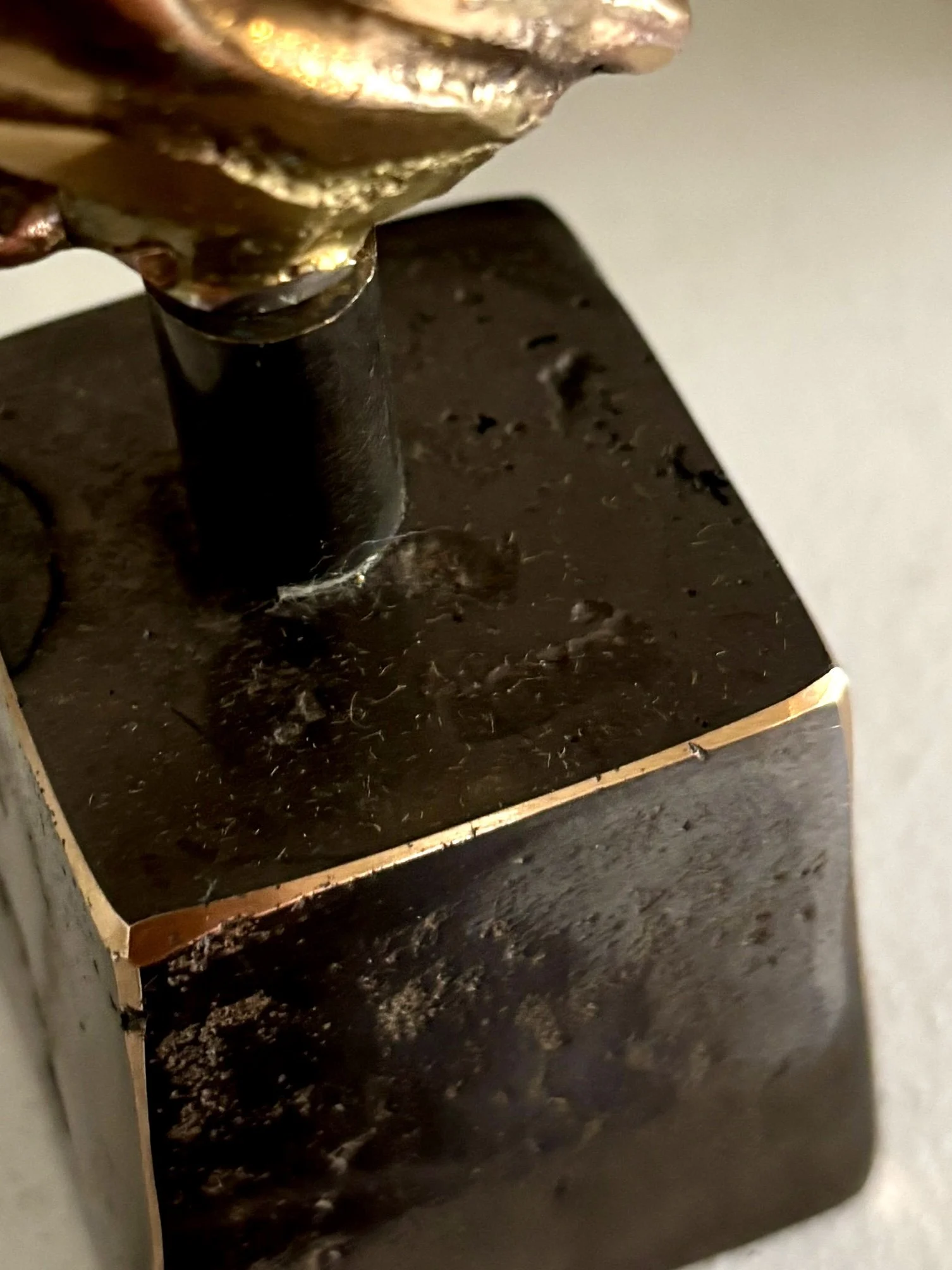 sculpture-yves-lohe-mains-bronze-art-axs-design-paris-france