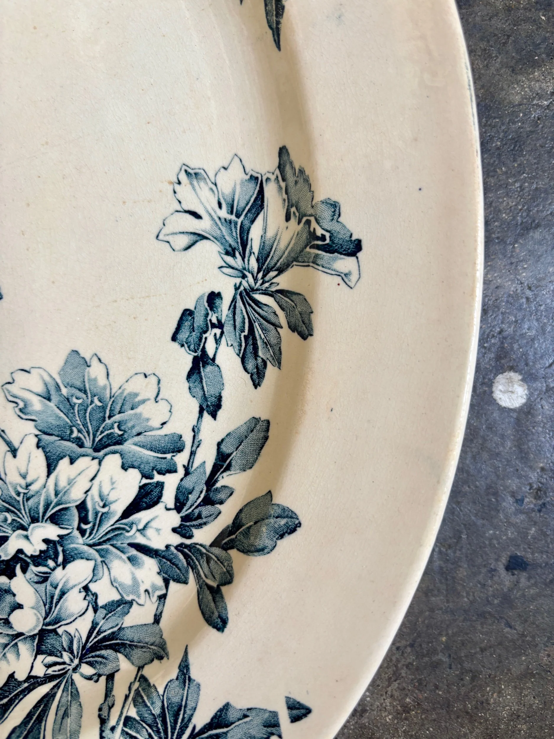 petit-plat-ovale-terre-de-fer-azalea-blanc-bleu-luneville-vaisselle-vintage-axs-design-paris-france