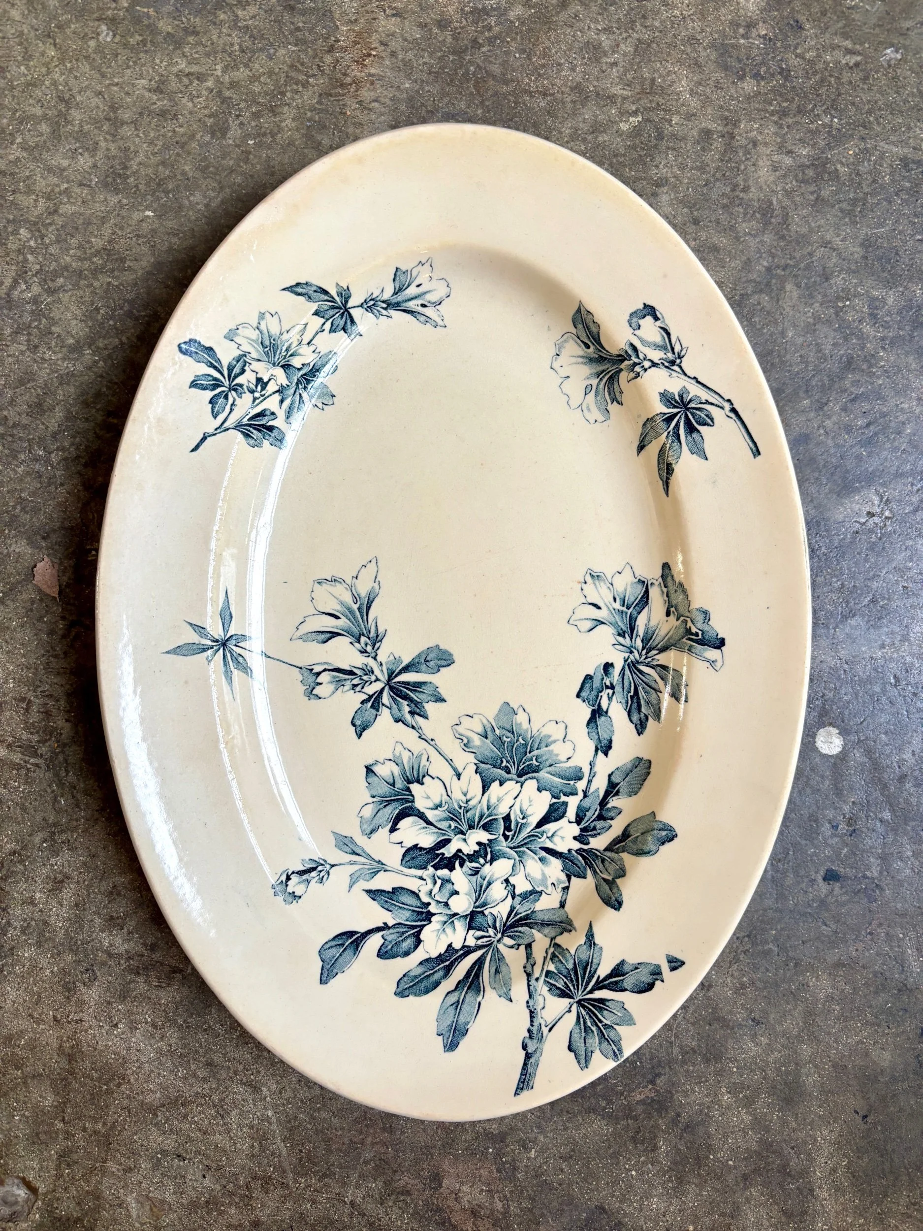petit-plat-ovale-terre-de-fer-azalea-blanc-bleu-luneville-vaisselle-vintage-axs-design-paris-france