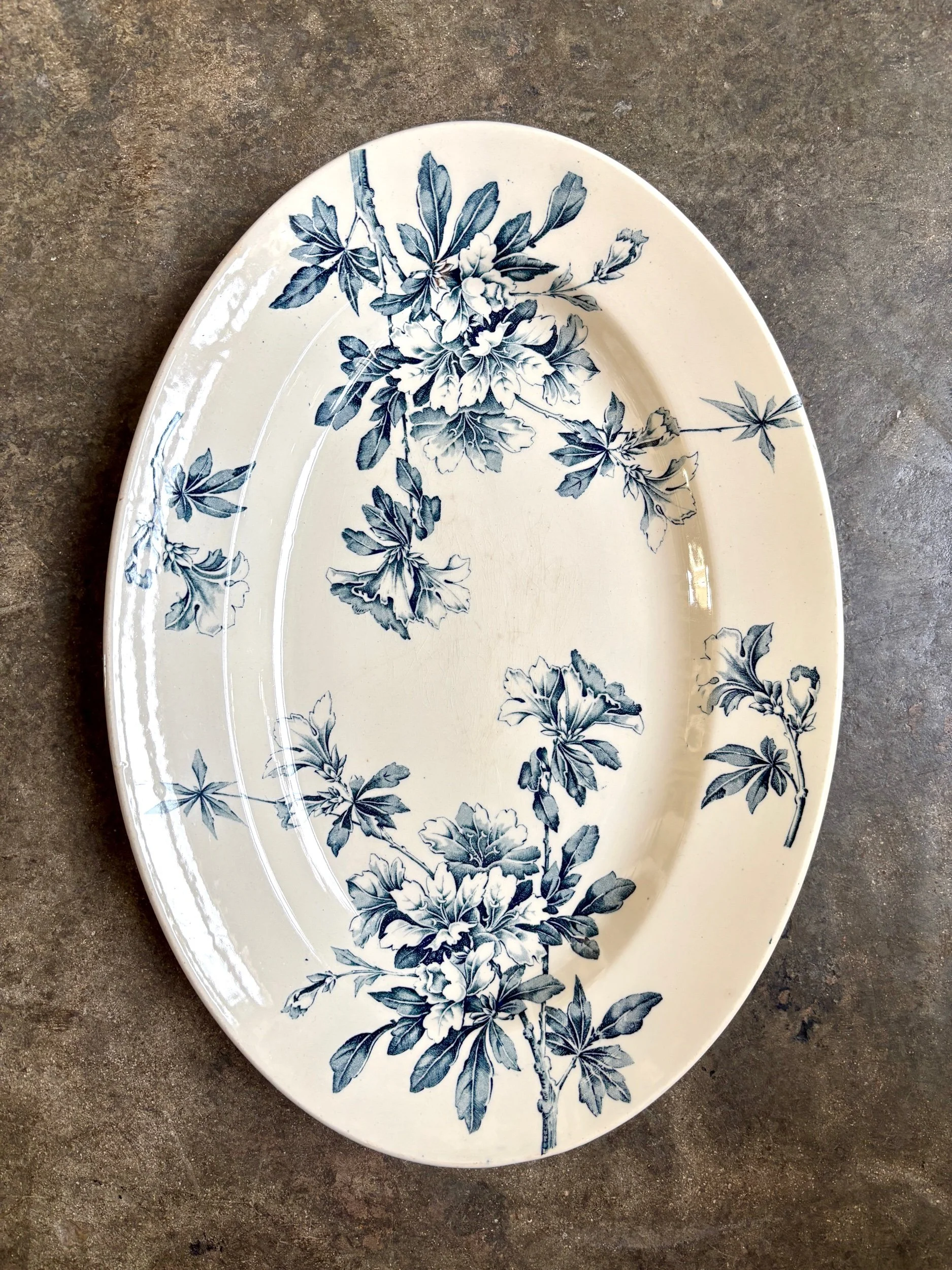 Grand-plat-ovale-terre-de-fer-azalea-blanc-bleu-luneville-vaisselle-vintage-axs-design-paris-france