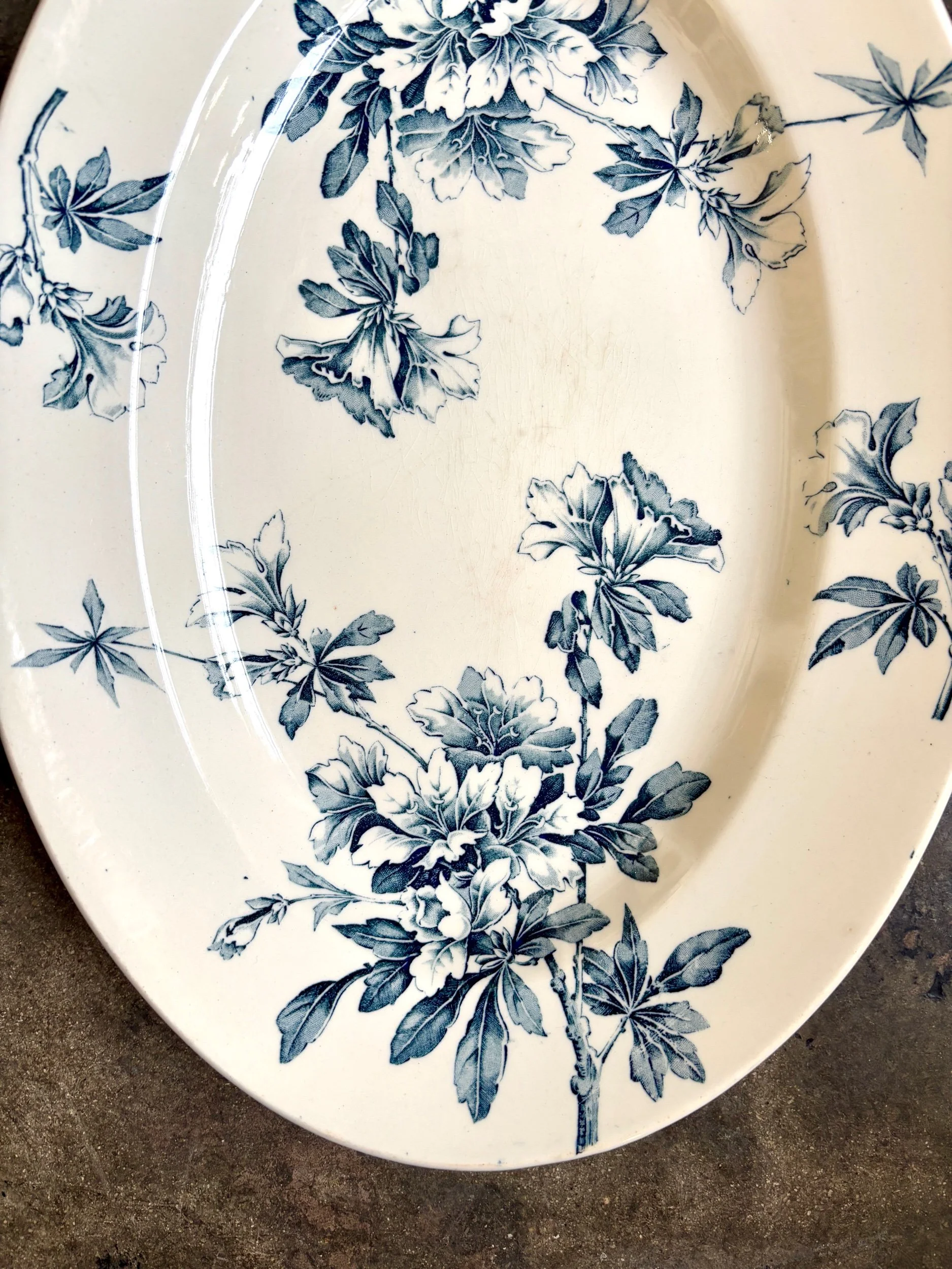Grand-plat-ovale-terre-de-fer-azalea-blanc-bleu-luneville-vaisselle-vintage-axs-design-paris-france