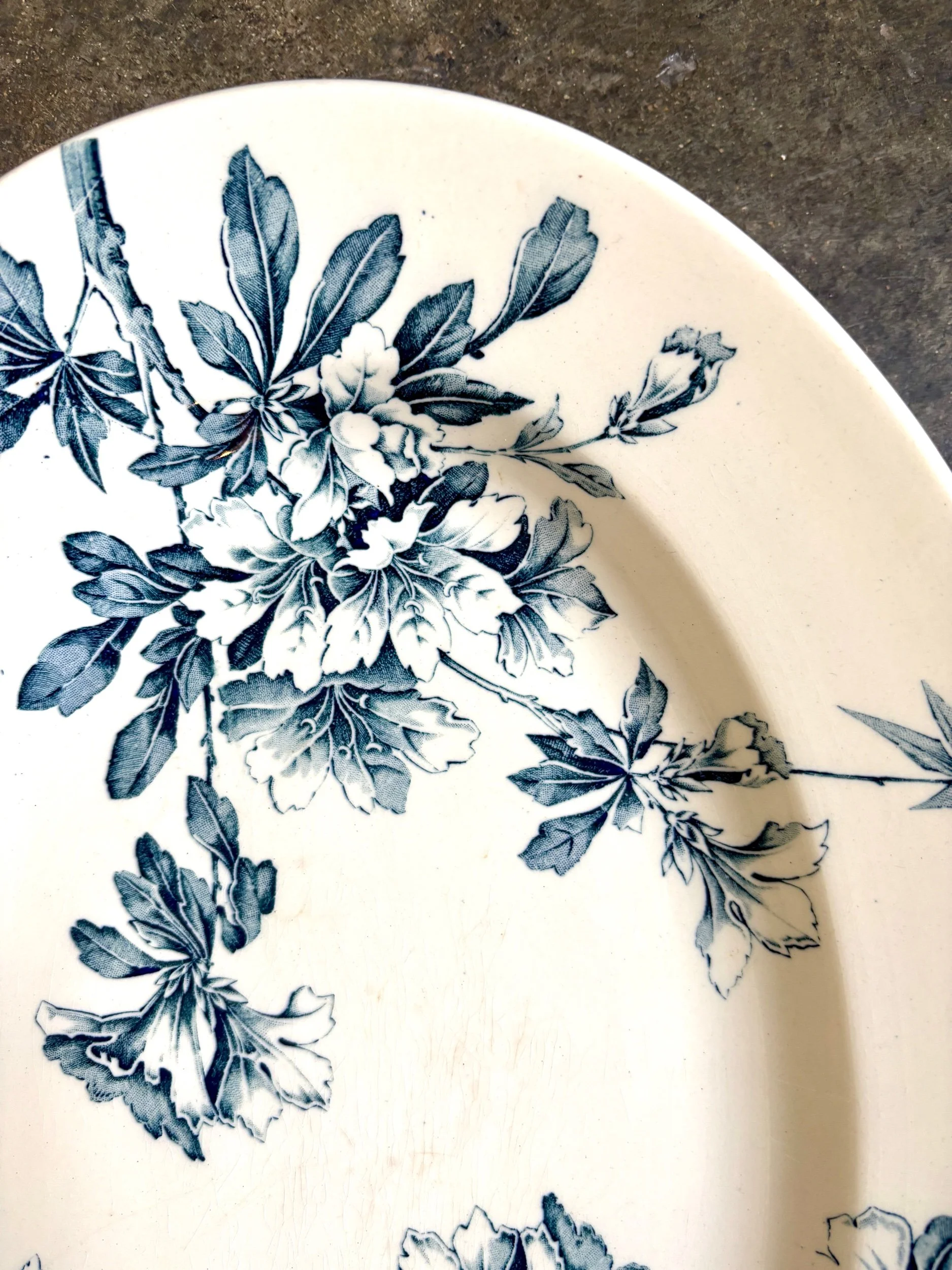 Grand-plat-ovale-terre-de-fer-azalea-blanc-bleu-luneville-vaisselle-vintage-axs-design-paris-france