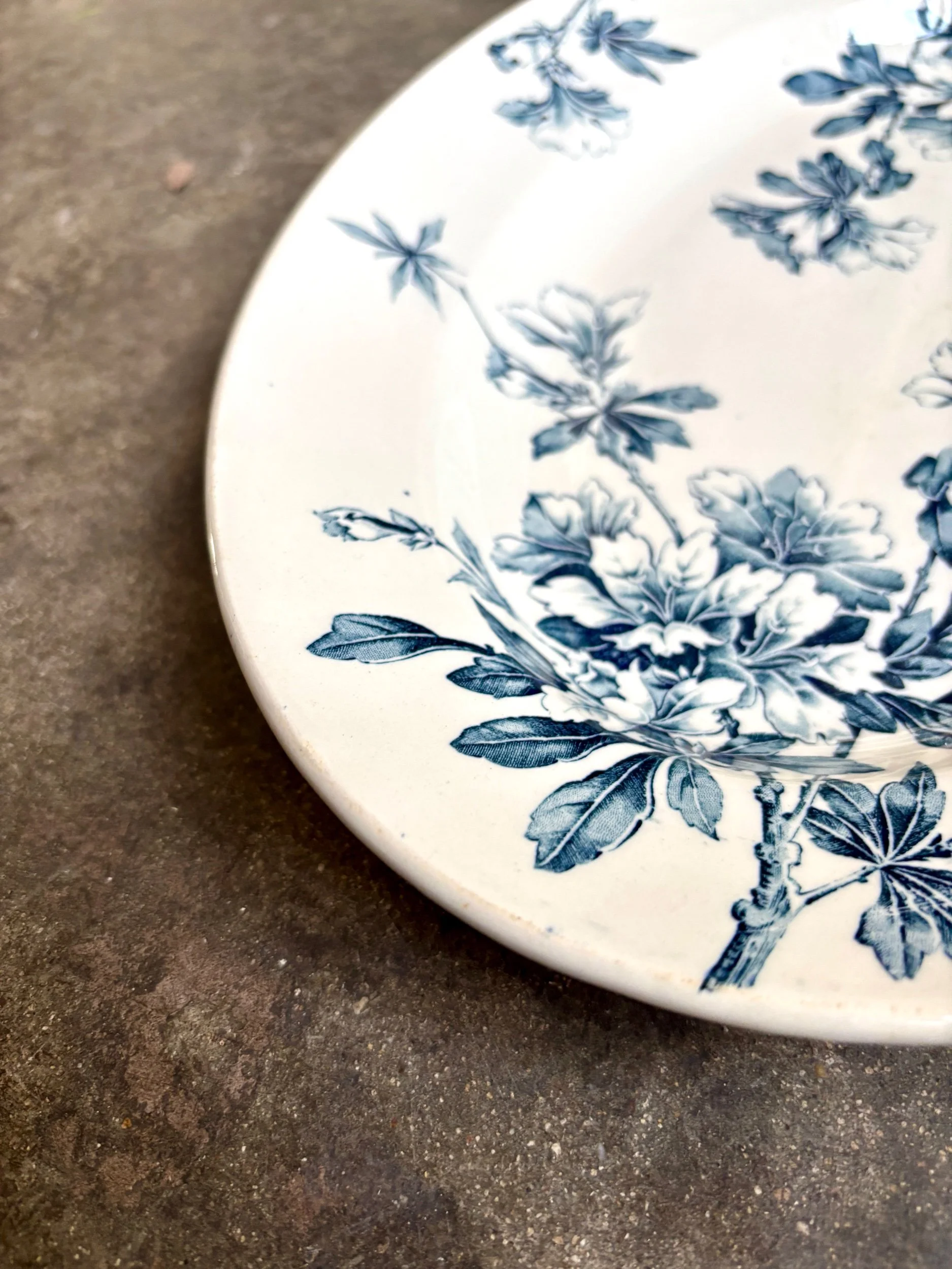 Grand-plat-ovale-terre-de-fer-azalea-blanc-bleu-luneville-vaisselle-vintage-axs-design-paris-france