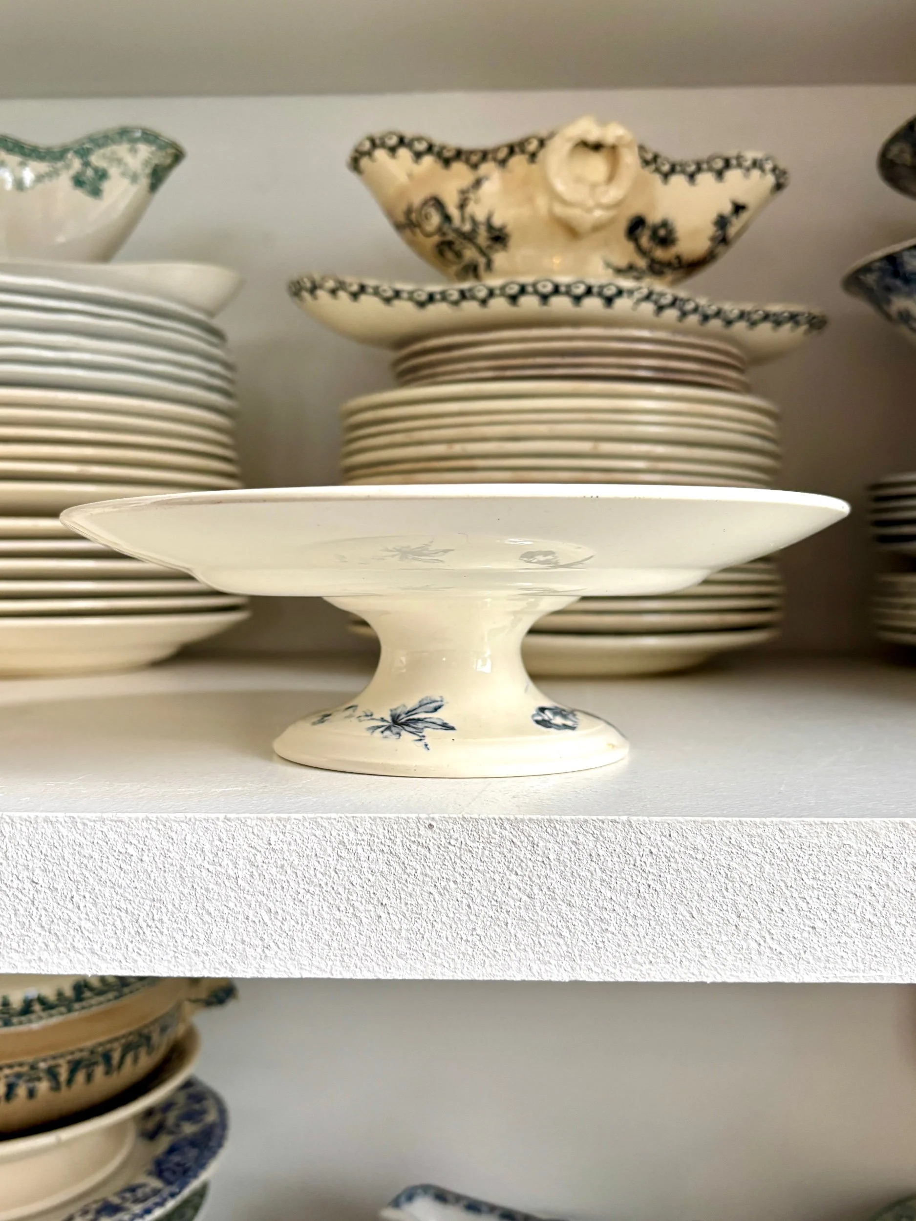 assiette-gateau-terre-de-fer-azalea-blanc-bleu-luneville-vaisselle-vintage-axs-design-paris-france