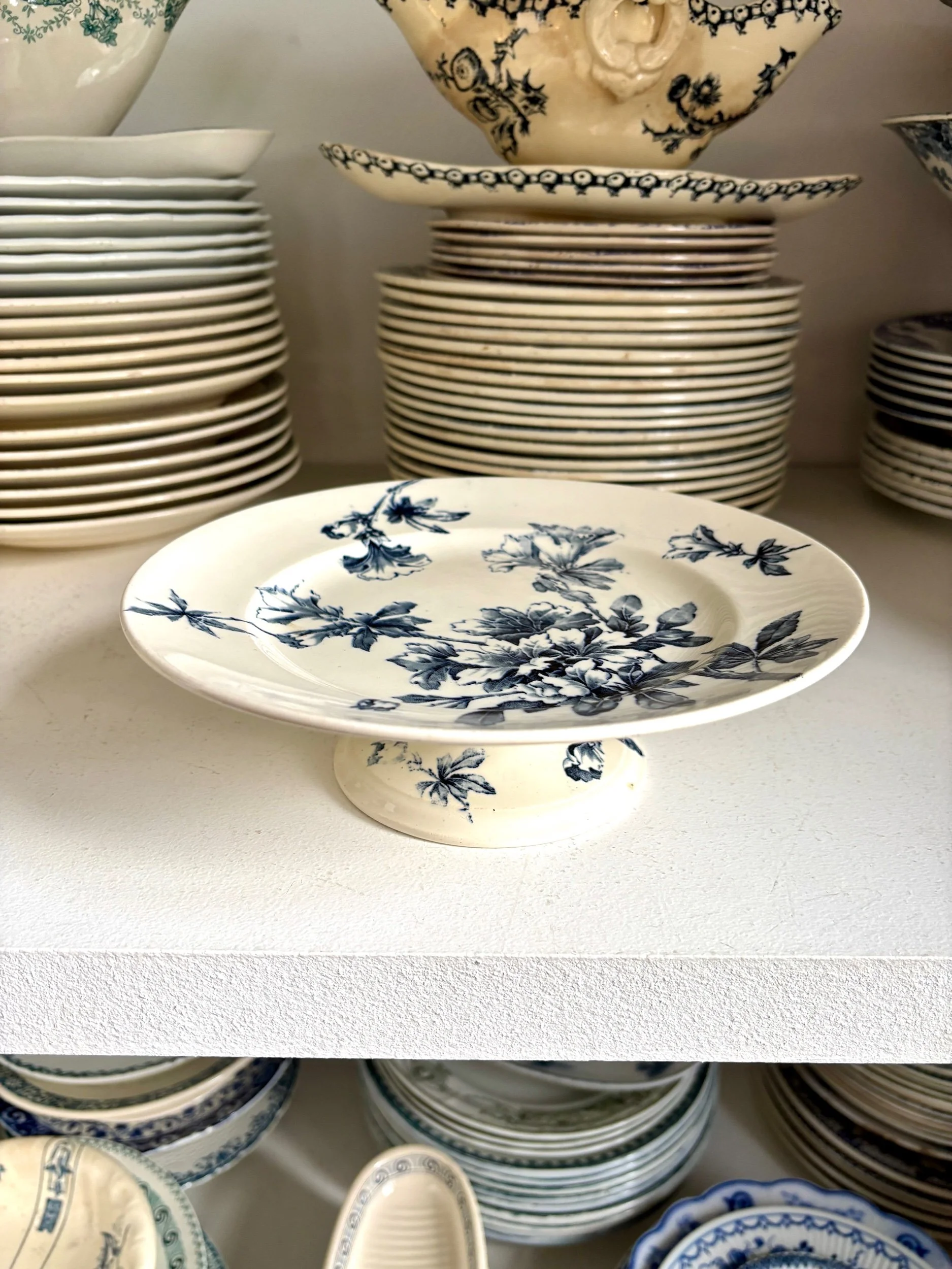 assiette-gateau-terre-de-fer-azalea-blanc-bleu-luneville-vaisselle-vintage-axs-design-paris-france