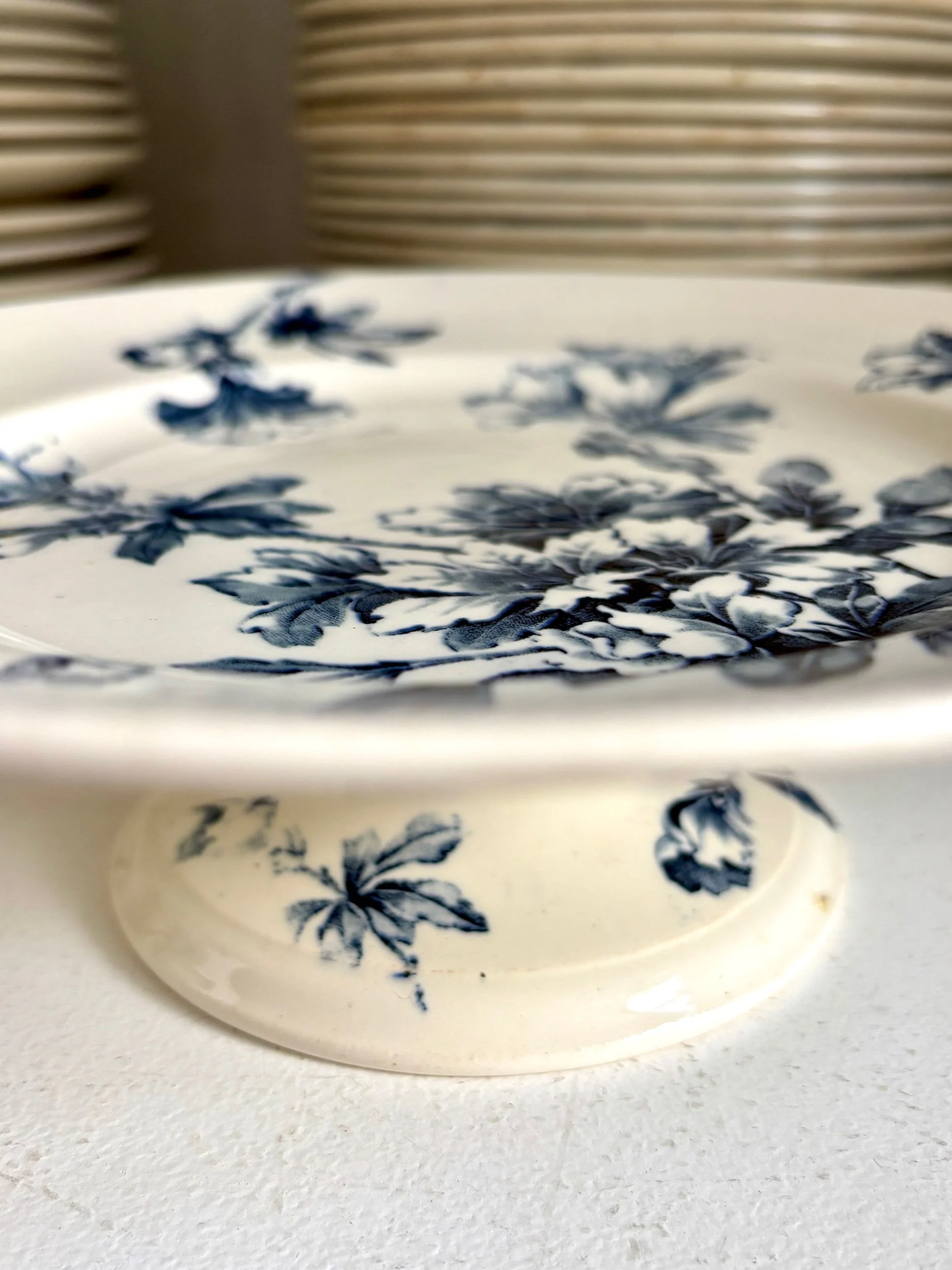 assiette-gateau-terre-de-fer-azalea-blanc-bleu-luneville-vaisselle-vintage-axs-design-paris-france