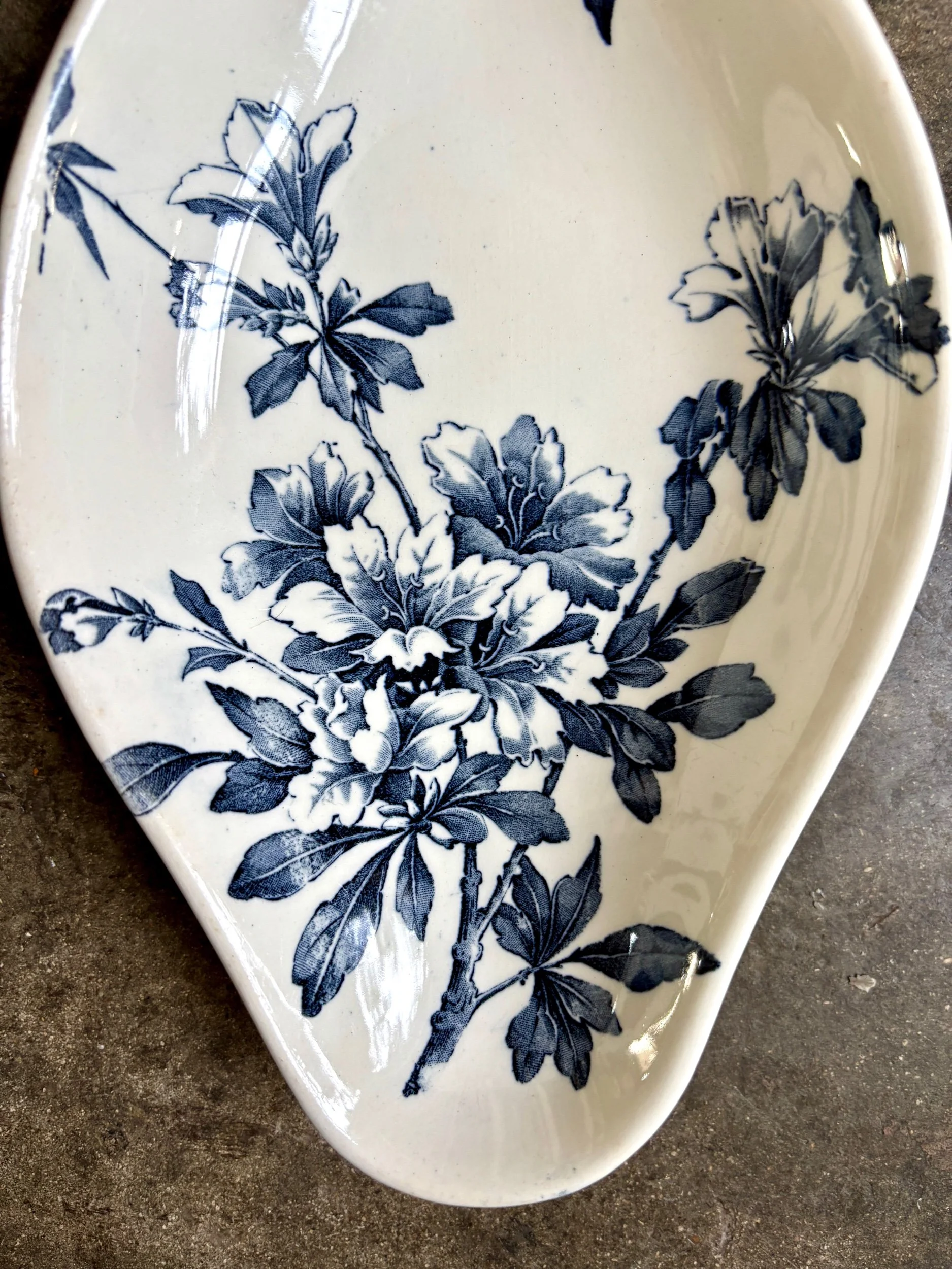 ravier-terre-de-fer-azalea-blanc-bleu-luneville-vaisselle-vintage-axs-design-paris-france