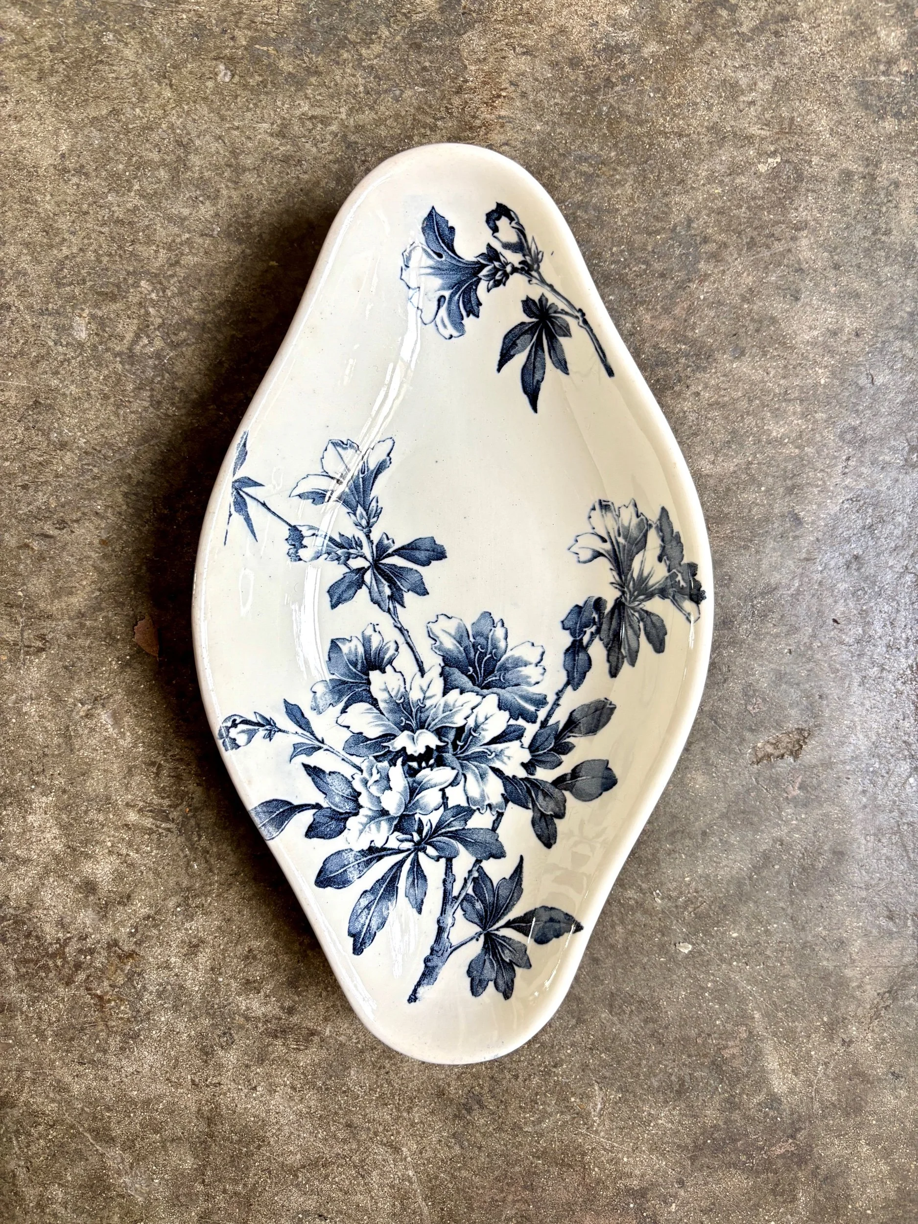 ravier-terre-de-fer-azalea-blanc-bleu-luneville-vaisselle-vintage-axs-design-paris-france