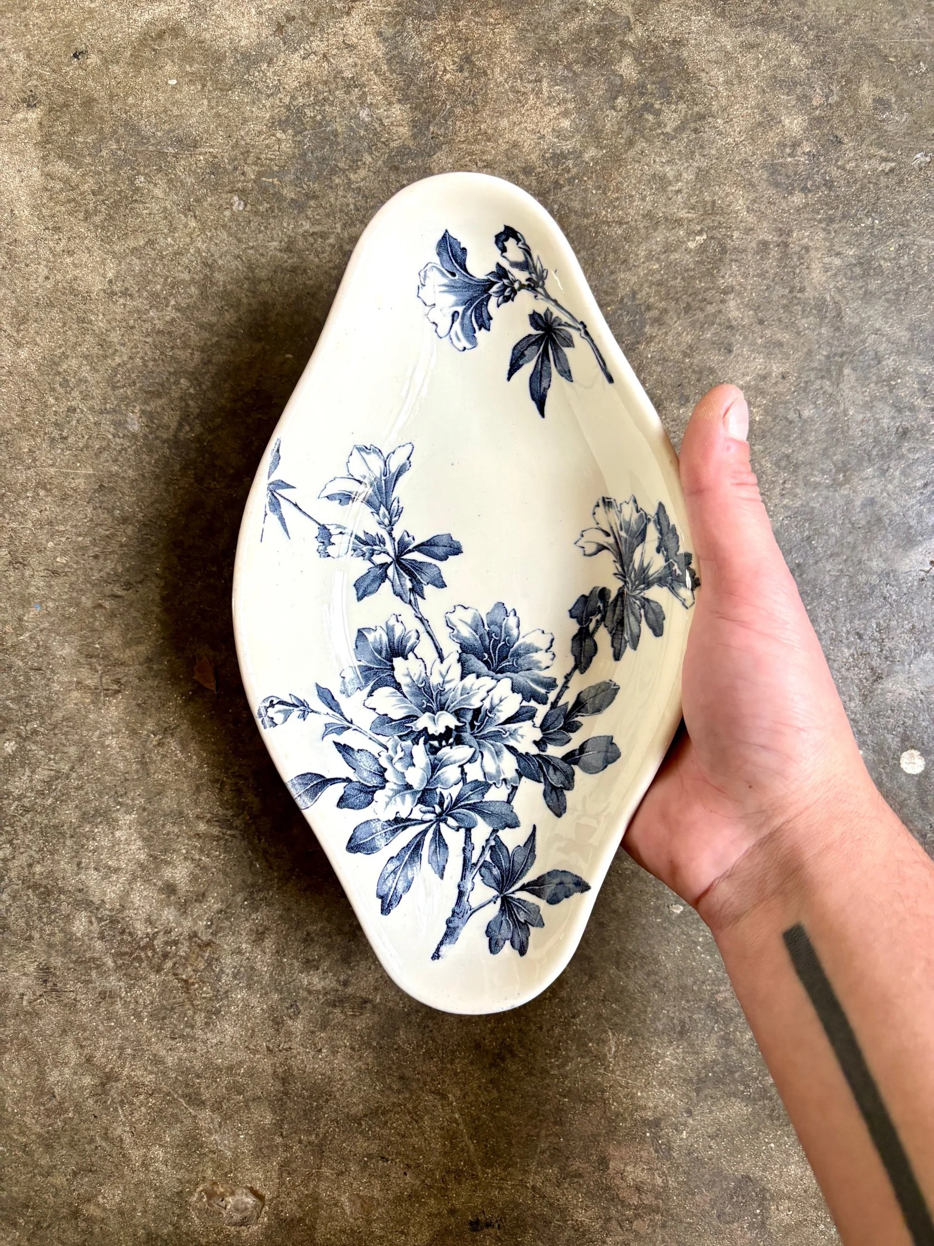 ravier-terre-de-fer-azalea-blanc-bleu-luneville-vaisselle-vintage-axs-design-paris-france