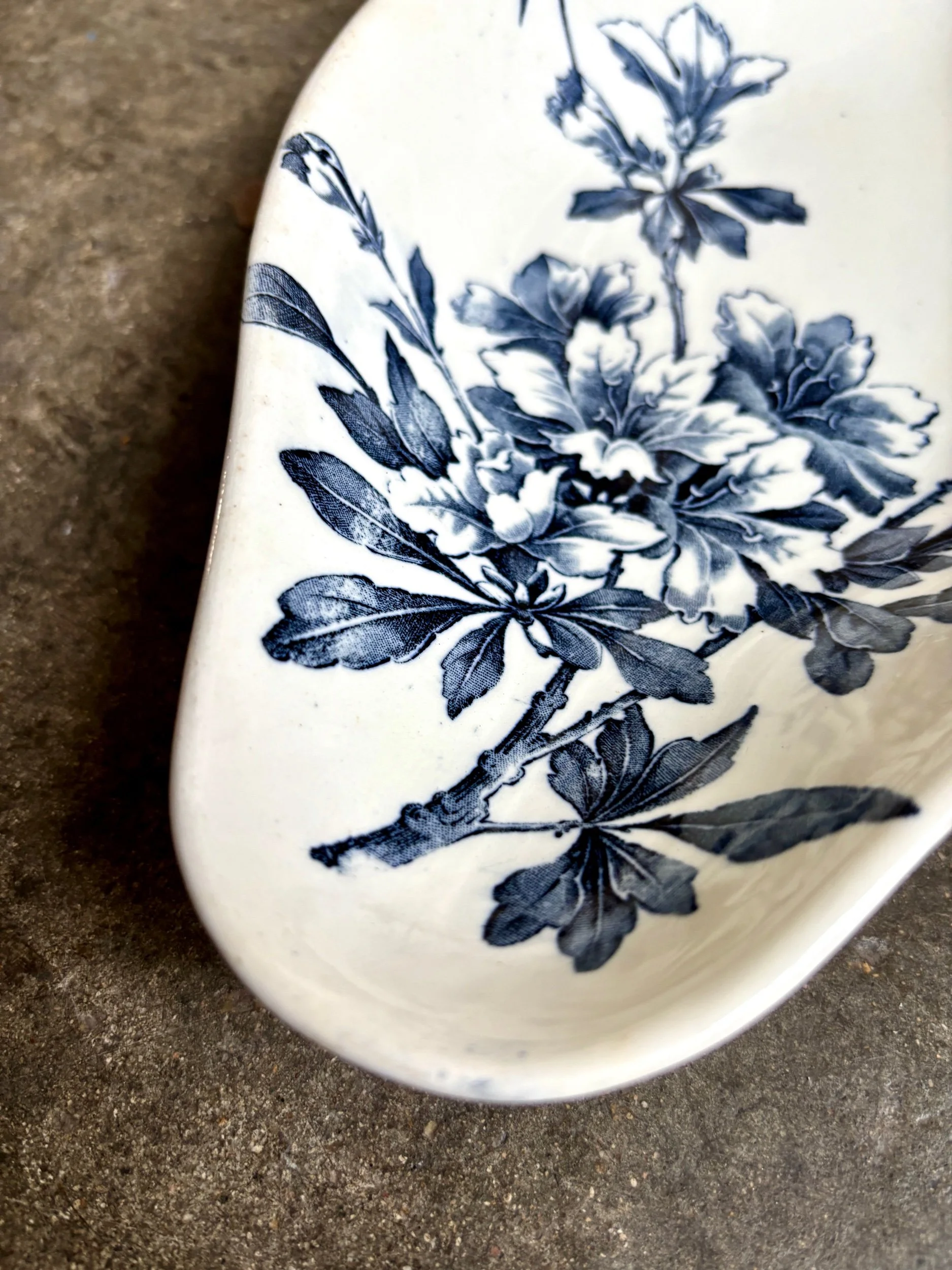 ravier-terre-de-fer-azalea-blanc-bleu-luneville-vaisselle-vintage-axs-design-paris-france