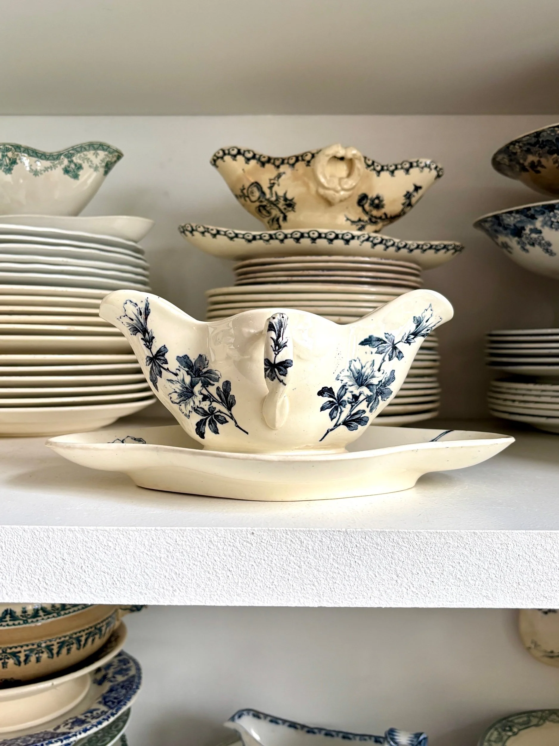 sauciere-terre-de-fer-azalea-blanc-bleu-luneville-vaisselle-vintage-axs-design-paris-france