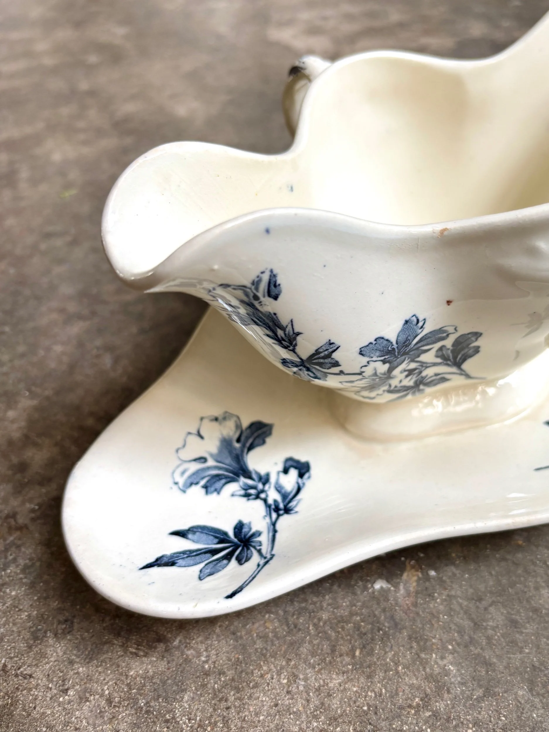 sauciere-terre-de-fer-azalea-blanc-bleu-luneville-vaisselle-vintage-axs-design-paris-france