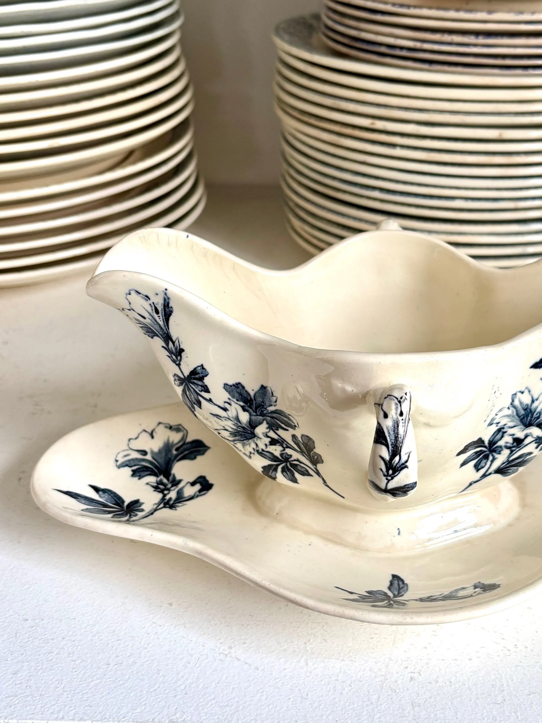 sauciere-terre-de-fer-azalea-blanc-bleu-luneville-vaisselle-vintage-axs-design-paris-france