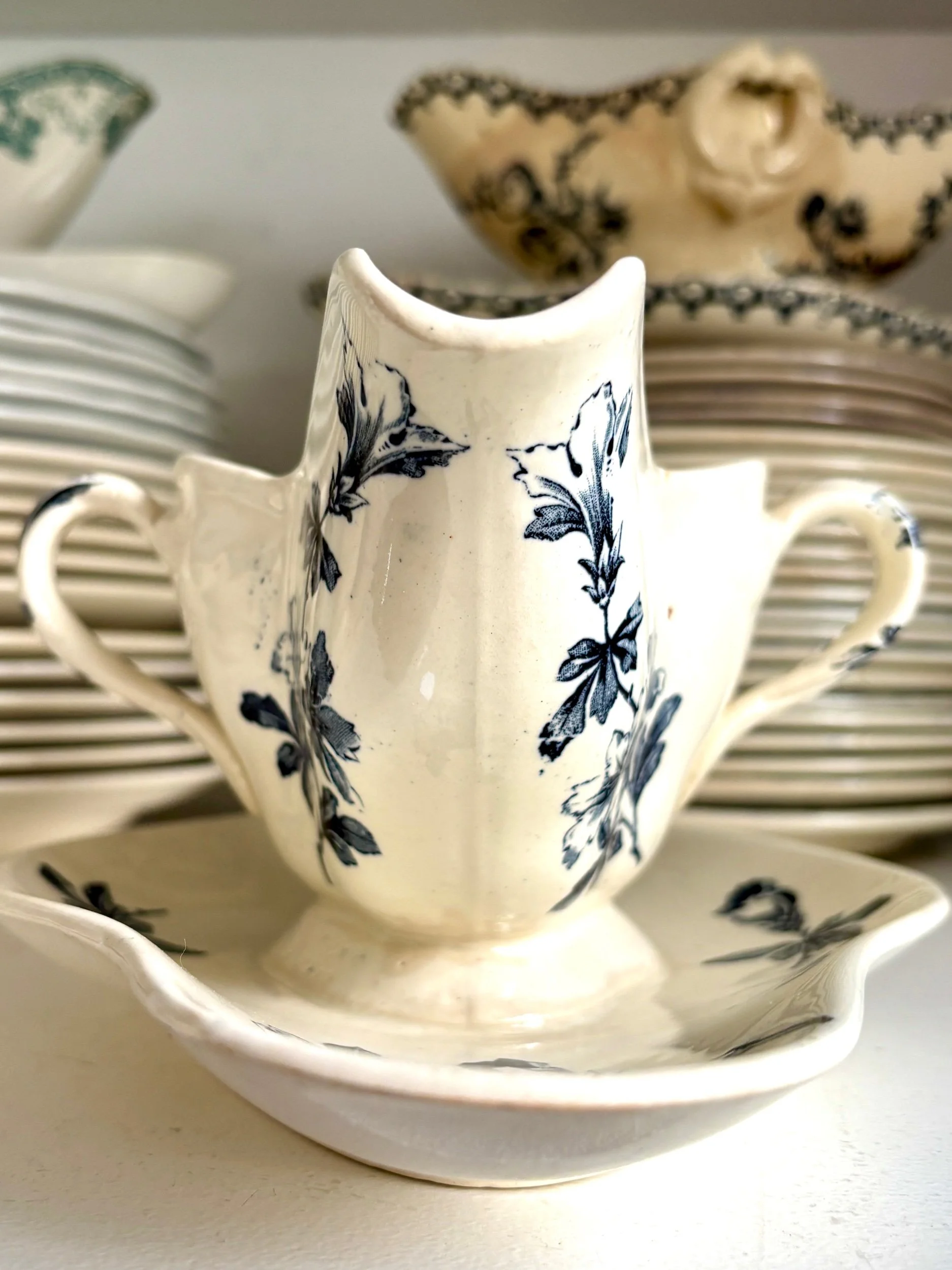 sauciere-terre-de-fer-azalea-blanc-bleu-luneville-vaisselle-vintage-axs-design-paris-france