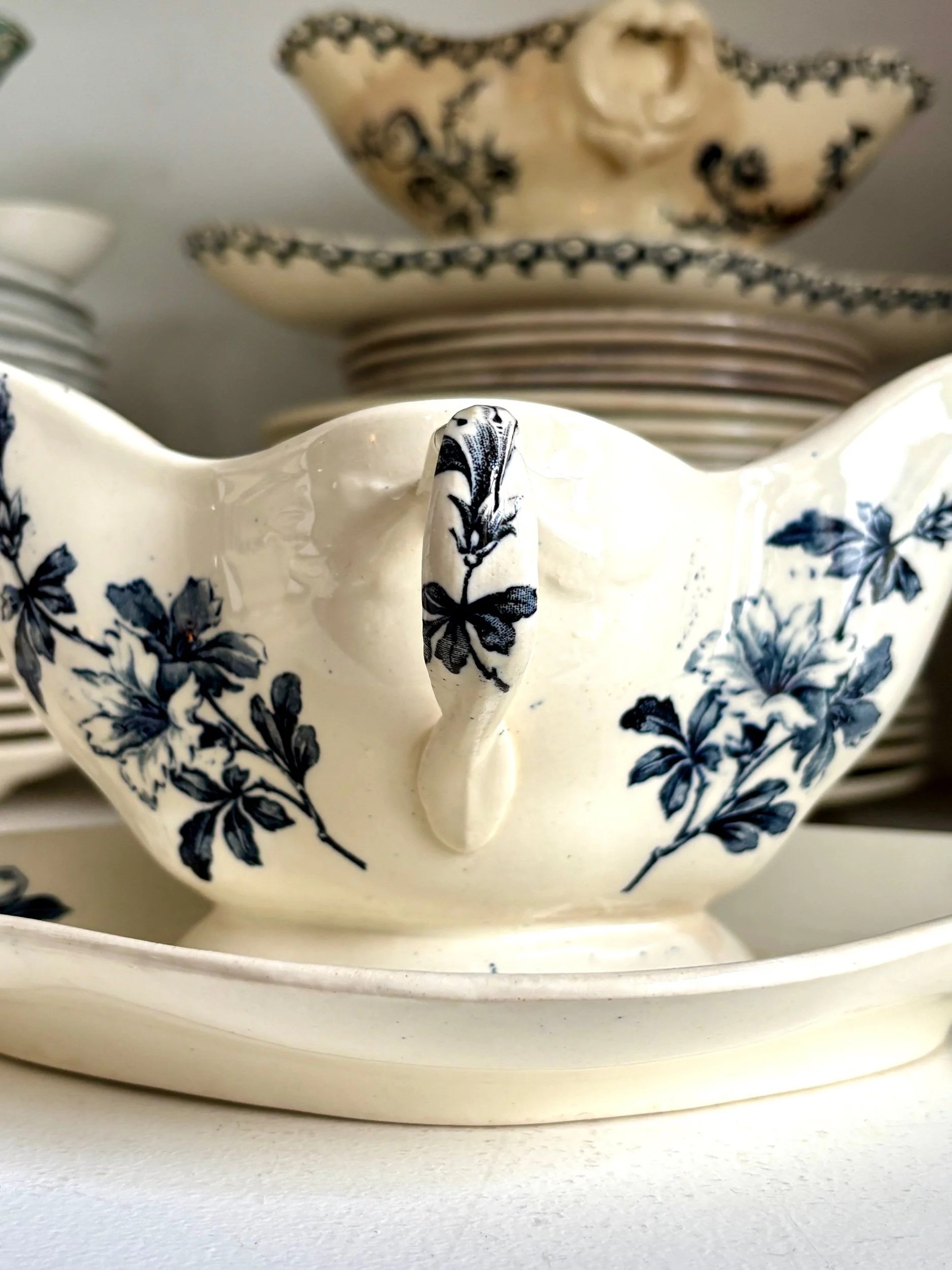 sauciere-terre-de-fer-azalea-blanc-bleu-luneville-vaisselle-vintage-axs-design-paris-france