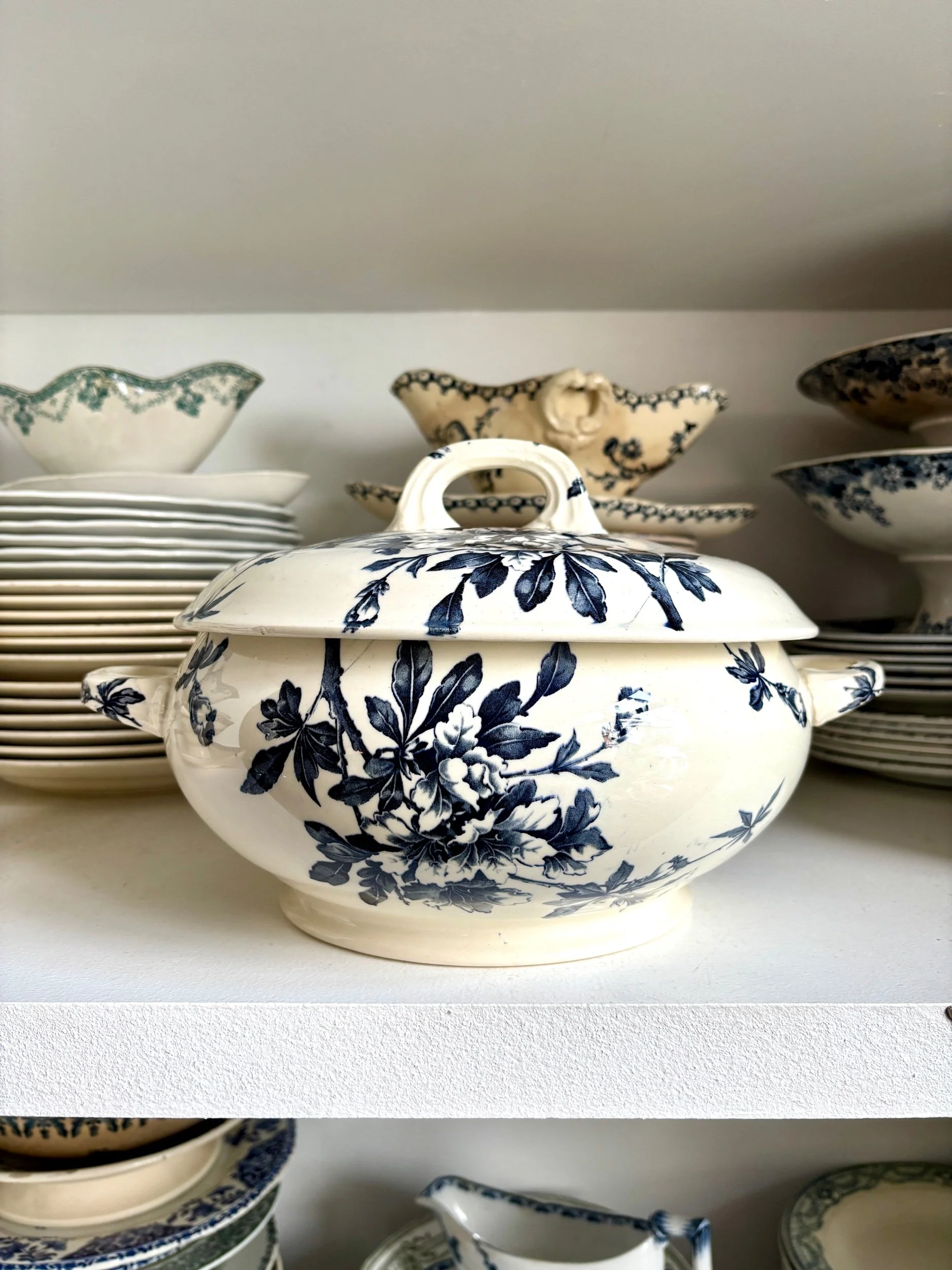 soupiere-terre-de-fer-azalea-blanc-bleu-luneville-vaisselle-vintage-axs-design-paris-france