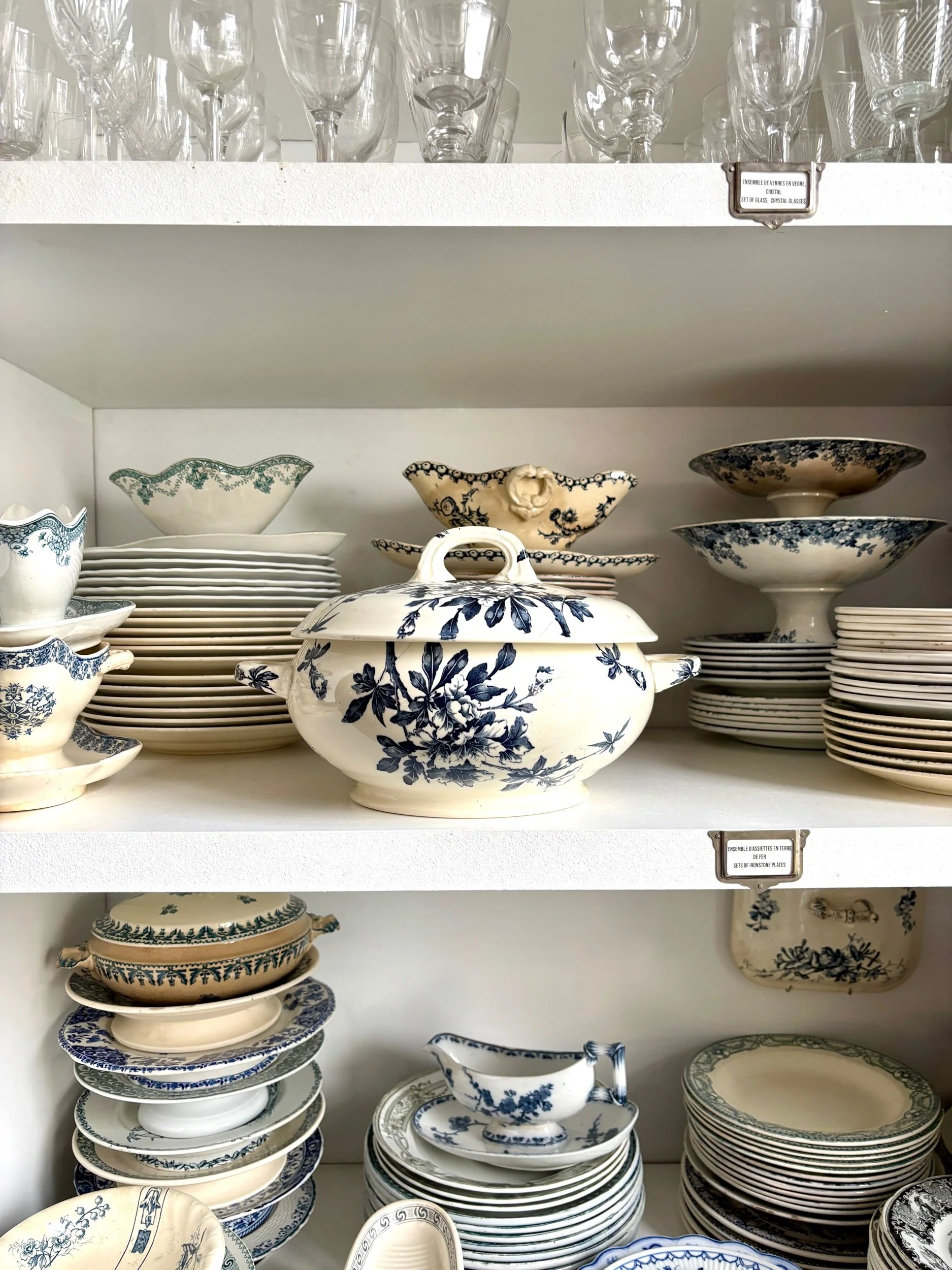 soupiere-terre-de-fer-azalea-blanc-bleu-luneville-vaisselle-vintage-axs-design-paris-france