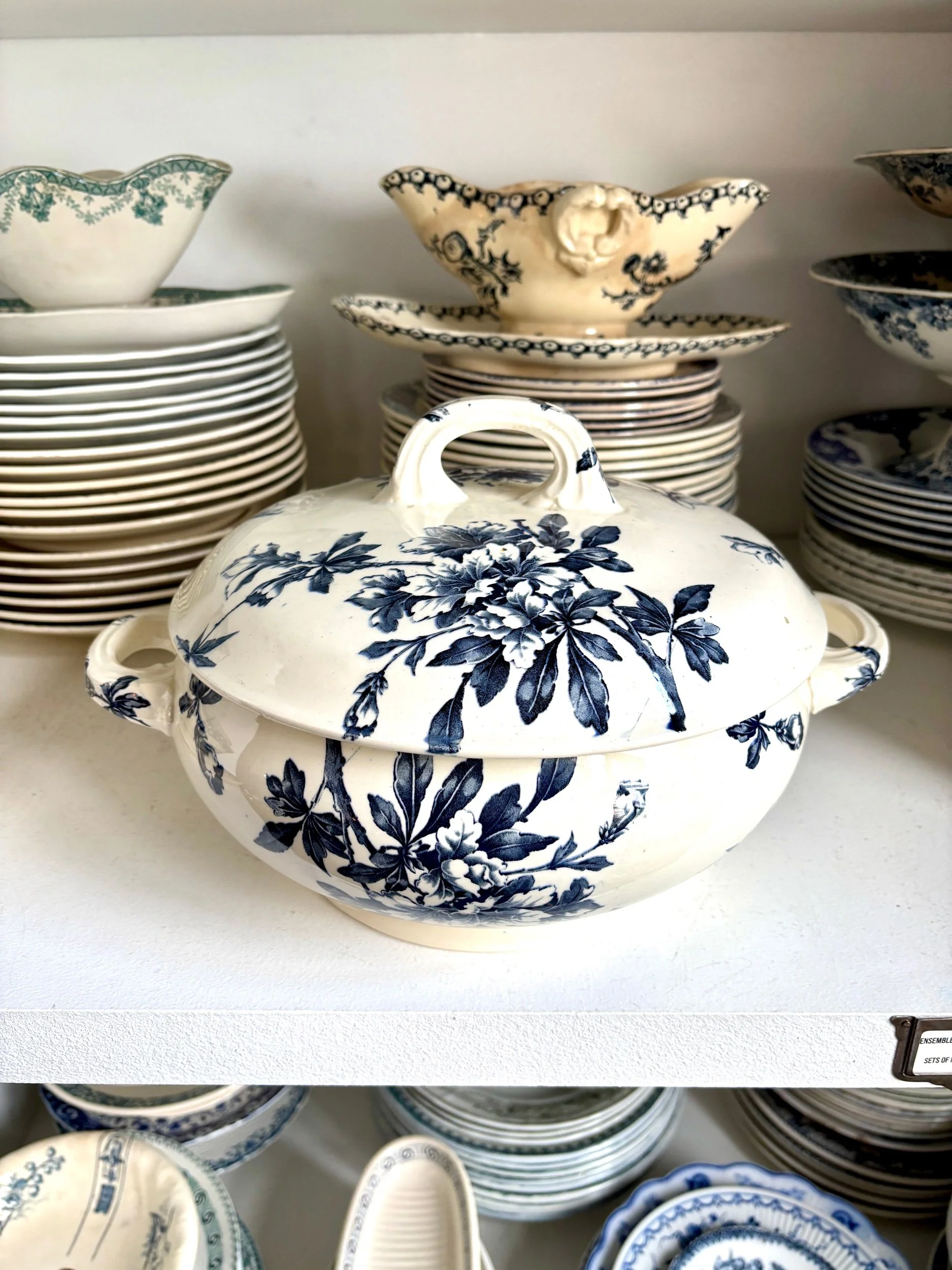 soupiere-terre-de-fer-azalea-blanc-bleu-luneville-vaisselle-vintage-axs-design-paris-france