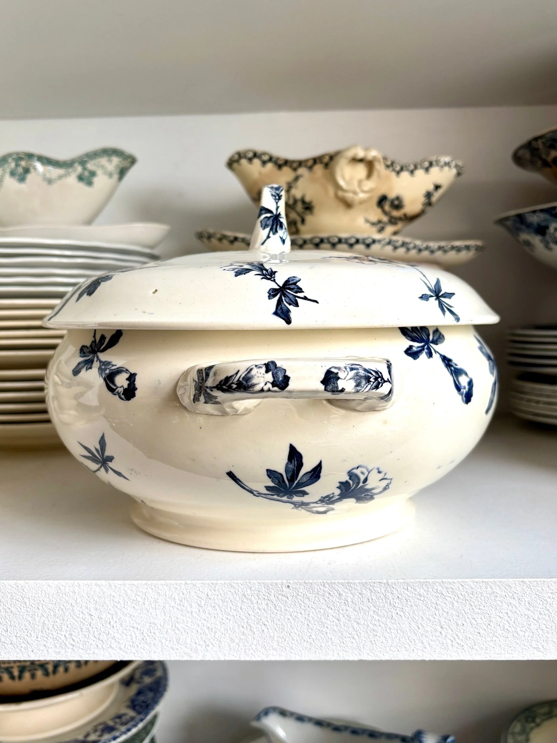 soupiere-terre-de-fer-azalea-blanc-bleu-luneville-vaisselle-vintage-axs-design-paris-france